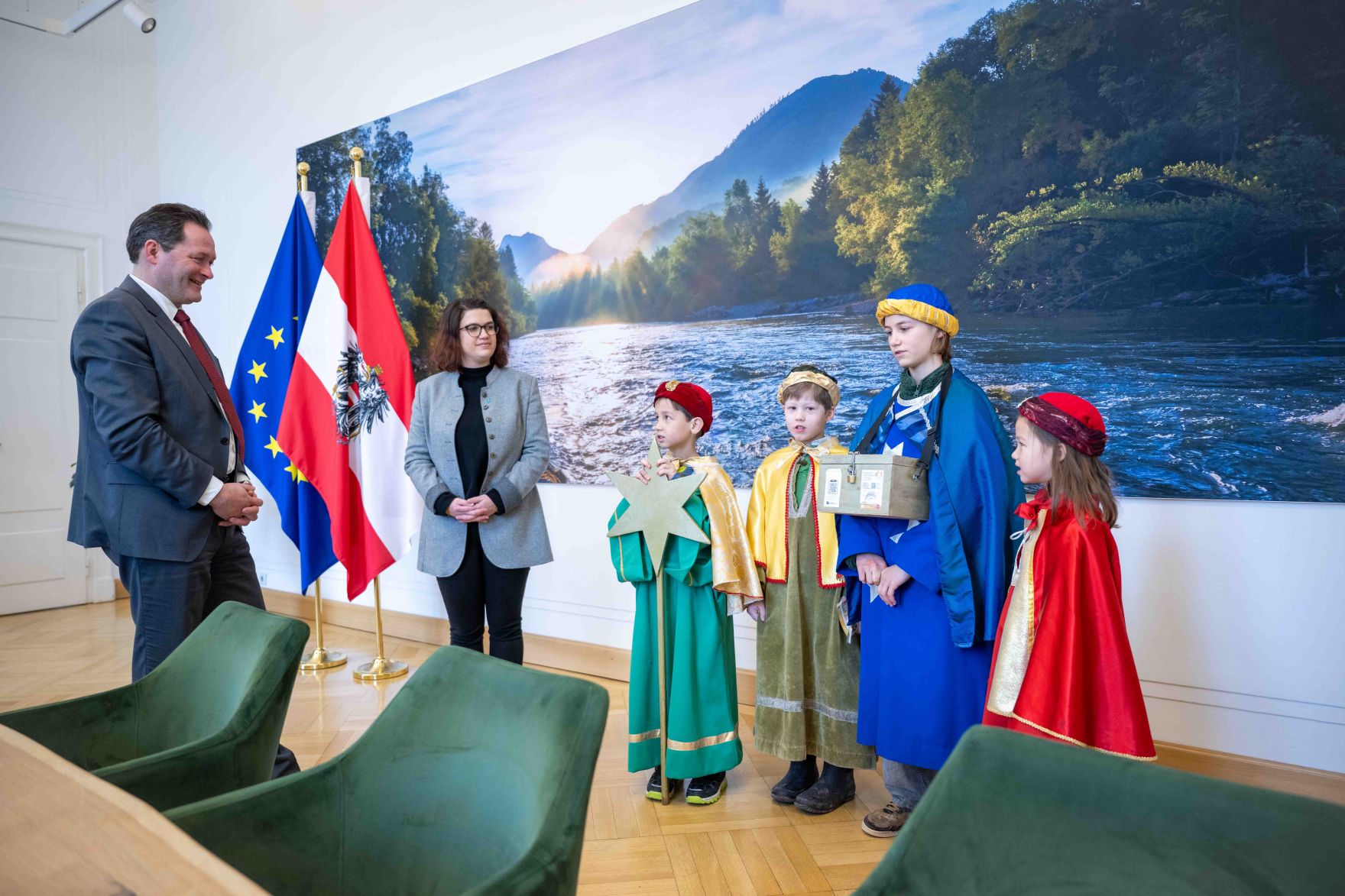 Die Sternsinger besuchten HBM Totschnig und &uuml;berbrachten den Segen