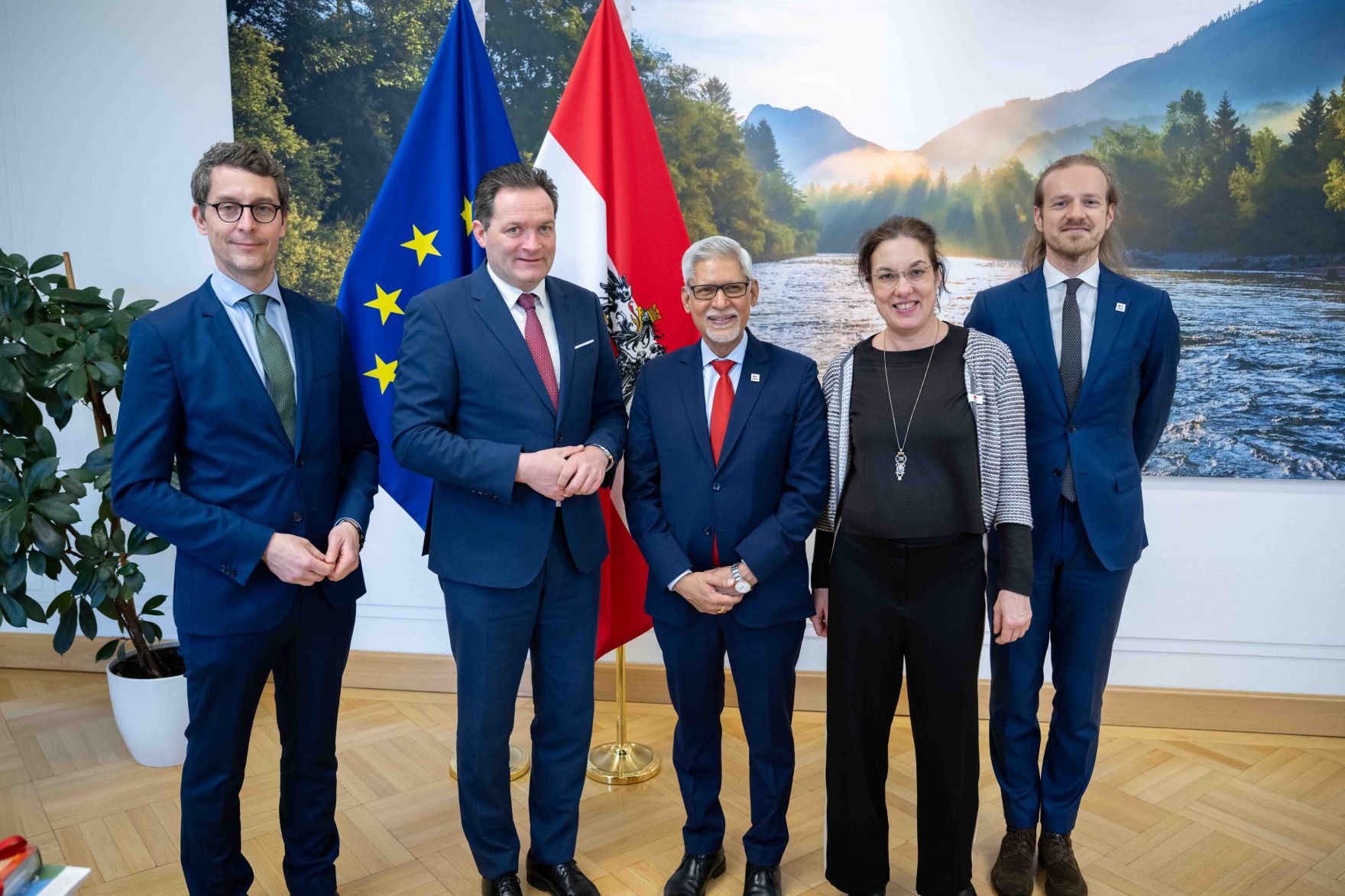 Das internationale rote Kreuz bei einem Arbeitsbesuch bei HBM Totschnig