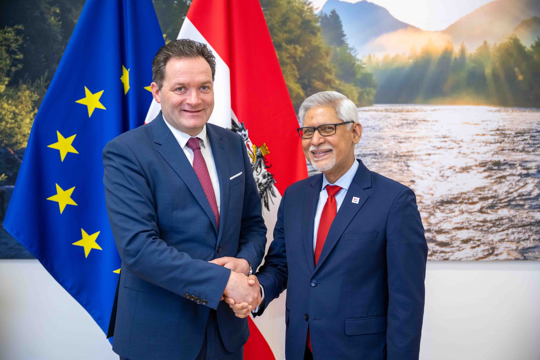 Das internationale rote Kreuz bei einem Arbeitsbesuch bei HBM Totschnig