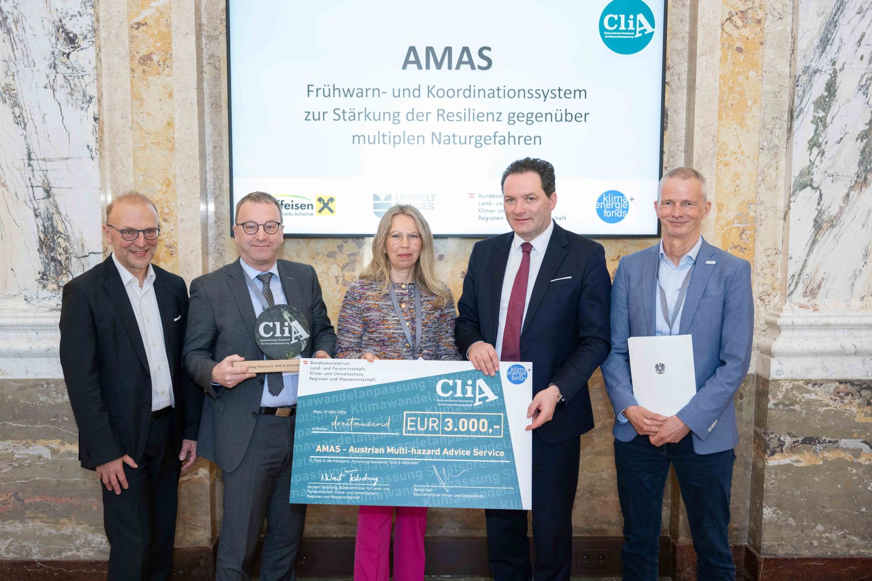 Der 2024 erstmals vergebene "CliA", der &Ouml;sterreichische Staatspreis f&uuml;r Klimawandelanpassung, ist am Donnerstag wieder verliehen worden. Zu den heutigen Gewinnern z&auml;hlten konkrete Ma&szlig;nahmen gegen Hochwasser und Hitze, betriebliche Strategien und auch innovative Forschungsprojekte aus Nieder&ouml;sterreich, der Steiermark, Ober&ouml;sterreich, Salzburg, Wien und Vorarlberg.