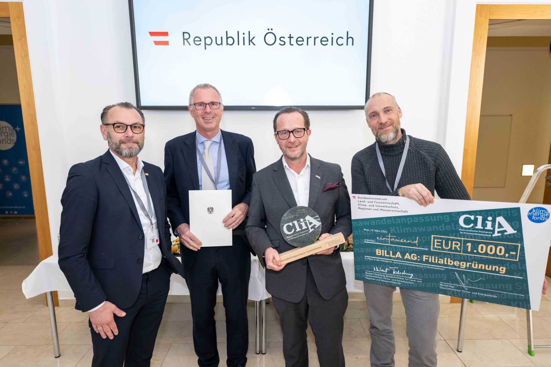 Der 2024 erstmals vergebene "CliA", der &Ouml;sterreichische Staatspreis f&uuml;r Klimawandelanpassung, ist am Donnerstag wieder verliehen worden. Zu den heutigen Gewinnern z&auml;hlten konkrete Ma&szlig;nahmen gegen Hochwasser und Hitze, betriebliche Strategien und auch innovative Forschungsprojekte aus Nieder&ouml;sterreich, der Steiermark, Ober&ouml;sterreich, Salzburg, Wien und Vorarlberg.