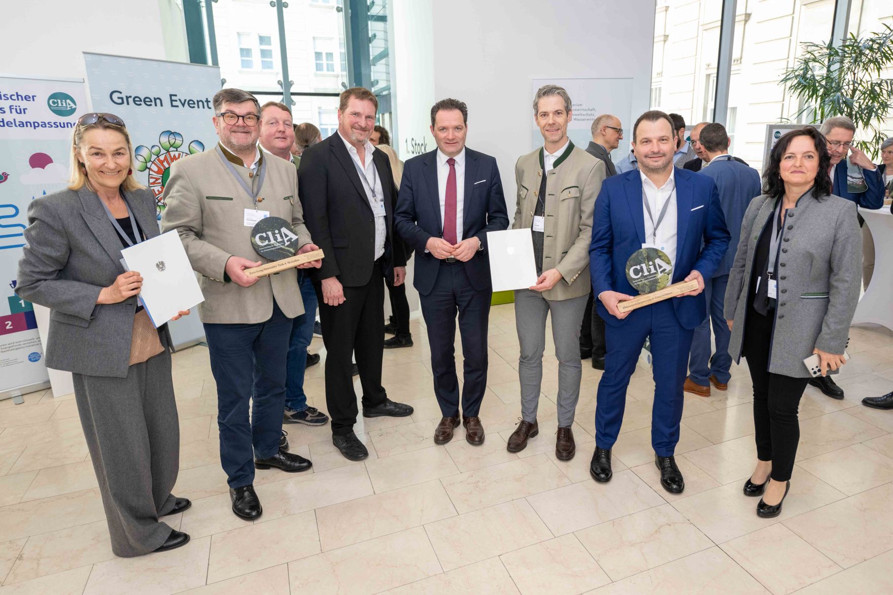 Der 2024 erstmals vergebene "CliA", der &Ouml;sterreichische Staatspreis f&uuml;r Klimawandelanpassung, ist am Donnerstag wieder verliehen worden. Zu den heutigen Gewinnern z&auml;hlten konkrete Ma&szlig;nahmen gegen Hochwasser und Hitze, betriebliche Strategien und auch innovative Forschungsprojekte aus Nieder&ouml;sterreich, der Steiermark, Ober&ouml;sterreich, Salzburg, Wien und Vorarlberg.