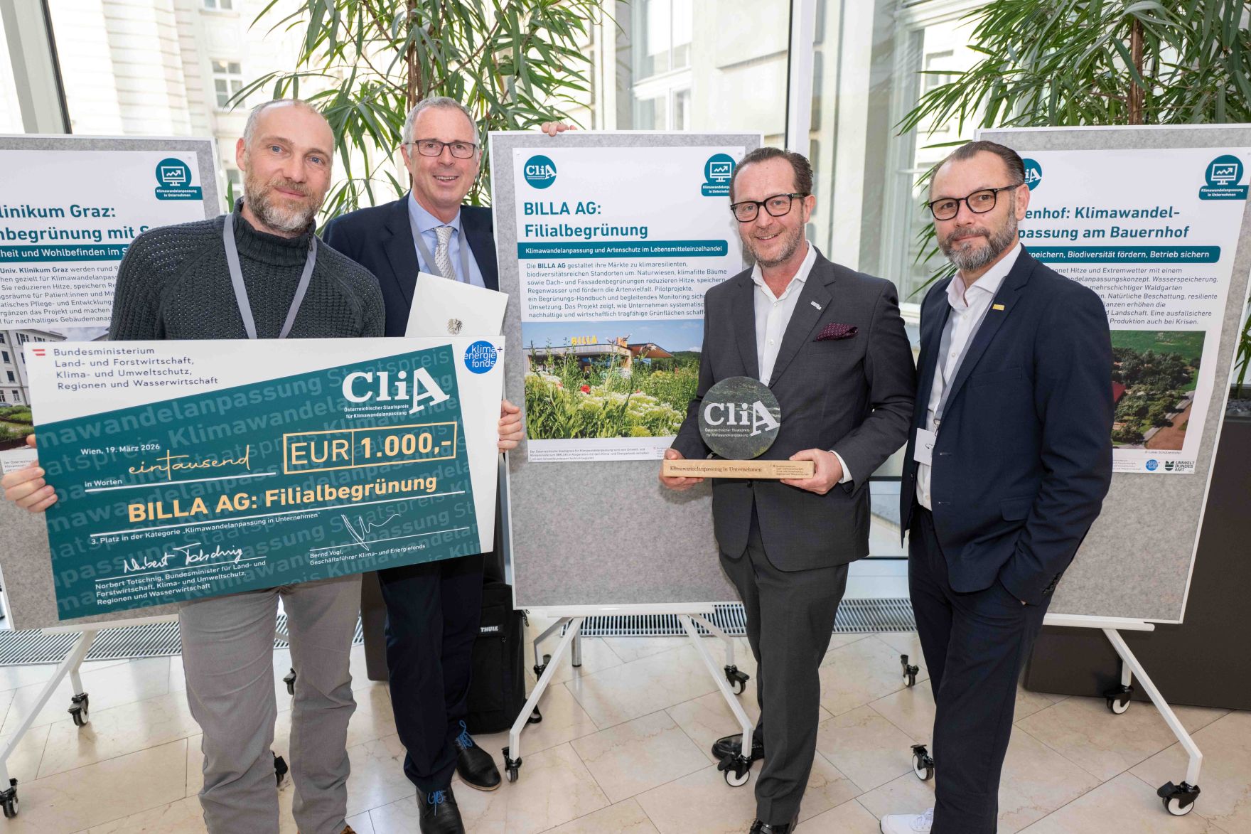 Der 2024 erstmals vergebene "CliA", der &Ouml;sterreichische Staatspreis f&uuml;r Klimawandelanpassung, ist am Donnerstag wieder verliehen worden. Zu den heutigen Gewinnern z&auml;hlten konkrete Ma&szlig;nahmen gegen Hochwasser und Hitze, betriebliche Strategien und auch innovative Forschungsprojekte aus Nieder&ouml;sterreich, der Steiermark, Ober&ouml;sterreich, Salzburg, Wien und Vorarlberg.