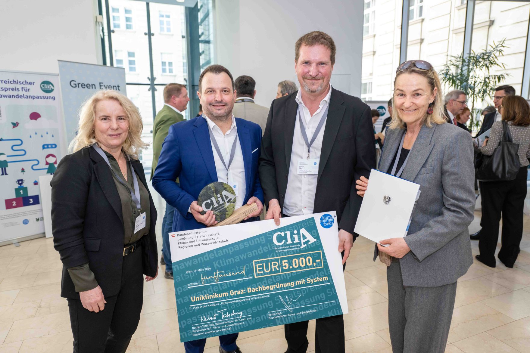 Der 2024 erstmals vergebene "CliA", der &Ouml;sterreichische Staatspreis f&uuml;r Klimawandelanpassung, ist am Donnerstag wieder verliehen worden. Zu den heutigen Gewinnern z&auml;hlten konkrete Ma&szlig;nahmen gegen Hochwasser und Hitze, betriebliche Strategien und auch innovative Forschungsprojekte aus Nieder&ouml;sterreich, der Steiermark, Ober&ouml;sterreich, Salzburg, Wien und Vorarlberg.