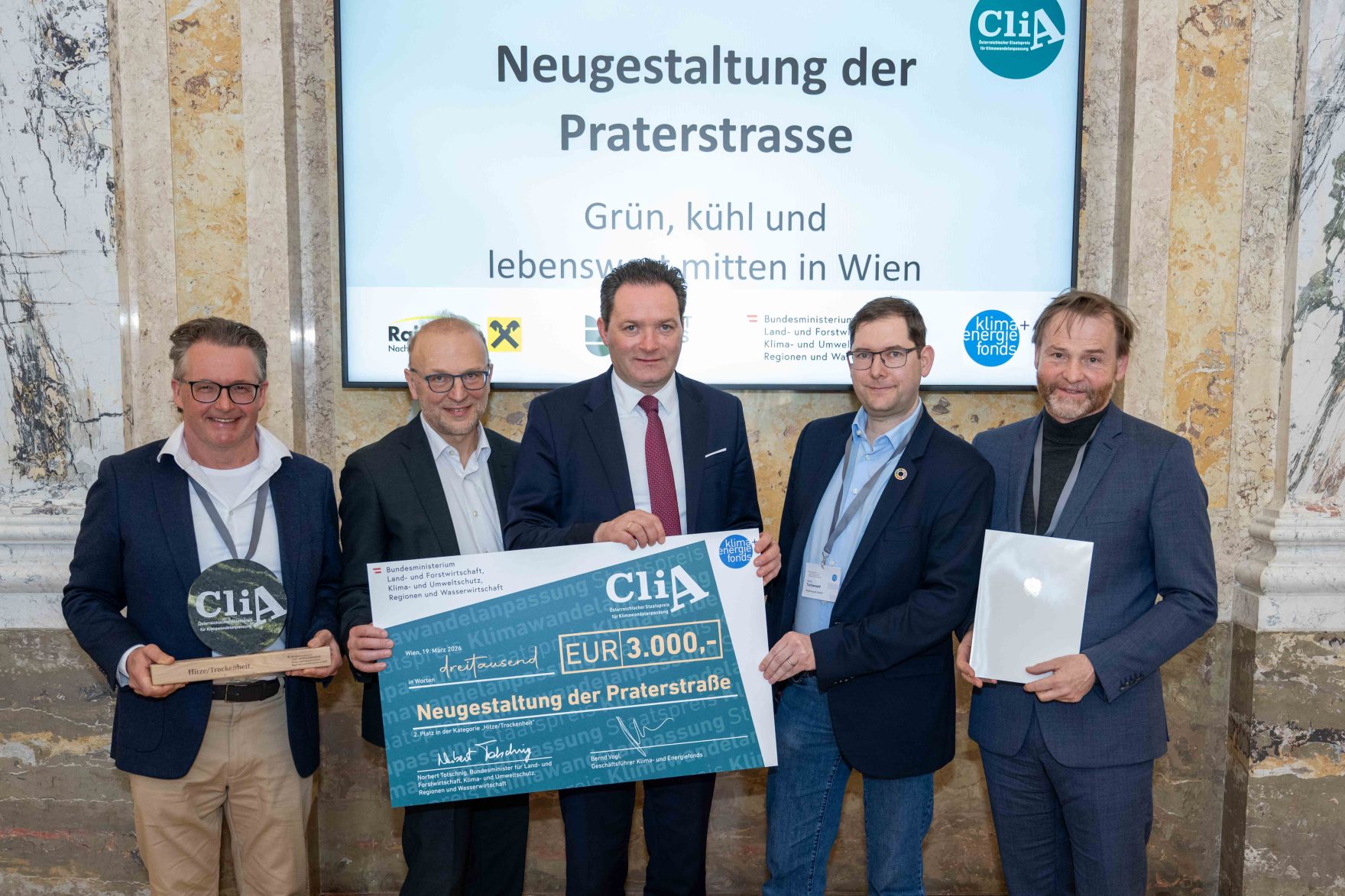 Der 2024 erstmals vergebene "CliA", der &Ouml;sterreichische Staatspreis f&uuml;r Klimawandelanpassung, ist am Donnerstag wieder verliehen worden. Zu den heutigen Gewinnern z&auml;hlten konkrete Ma&szlig;nahmen gegen Hochwasser und Hitze, betriebliche Strategien und auch innovative Forschungsprojekte aus Nieder&ouml;sterreich, der Steiermark, Ober&ouml;sterreich, Salzburg, Wien und Vorarlberg.