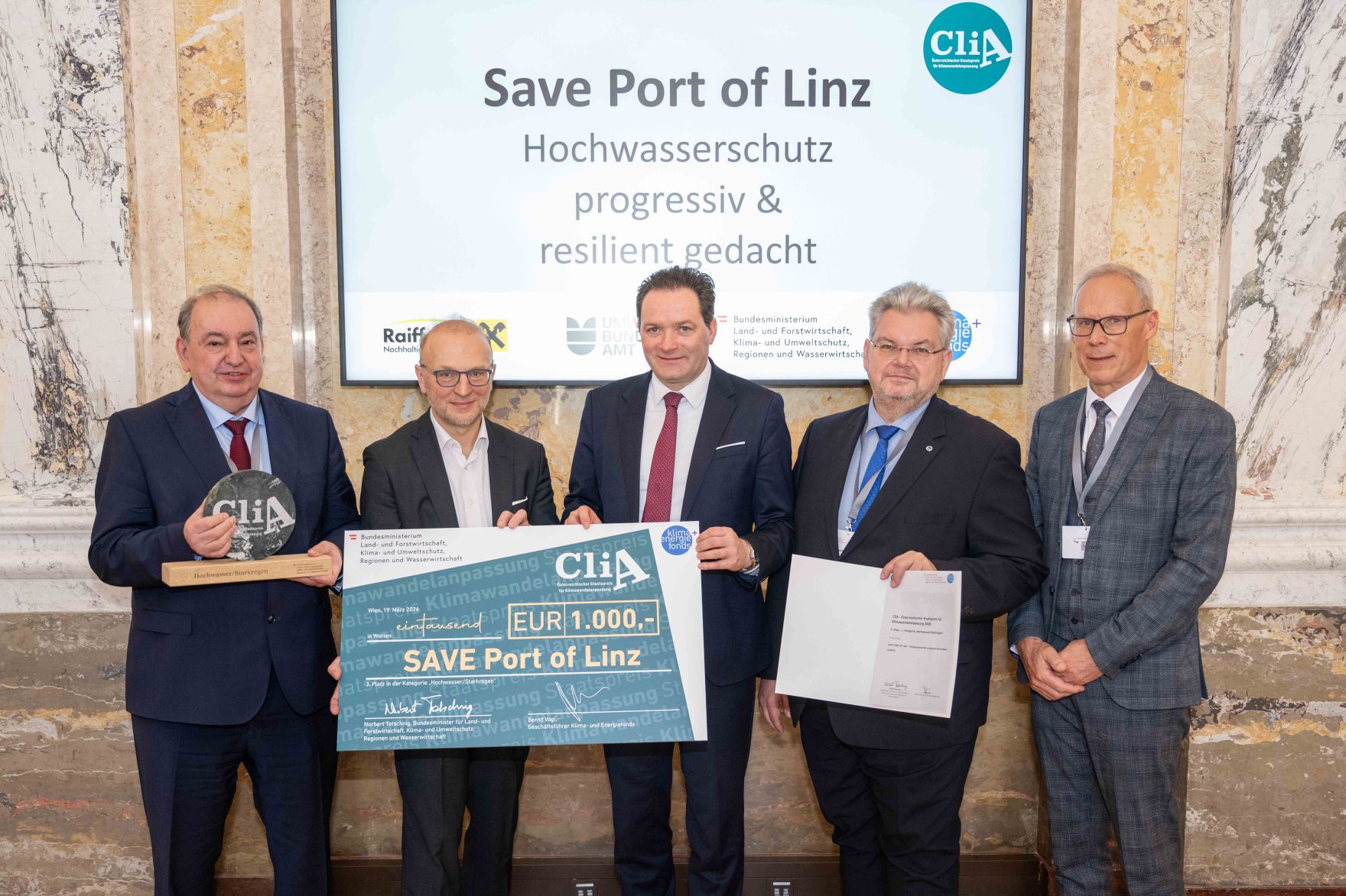 Der 2024 erstmals vergebene "CliA", der &Ouml;sterreichische Staatspreis f&uuml;r Klimawandelanpassung, ist am Donnerstag wieder verliehen worden. Zu den heutigen Gewinnern z&auml;hlten konkrete Ma&szlig;nahmen gegen Hochwasser und Hitze, betriebliche Strategien und auch innovative Forschungsprojekte aus Nieder&ouml;sterreich, der Steiermark, Ober&ouml;sterreich, Salzburg, Wien und Vorarlberg.