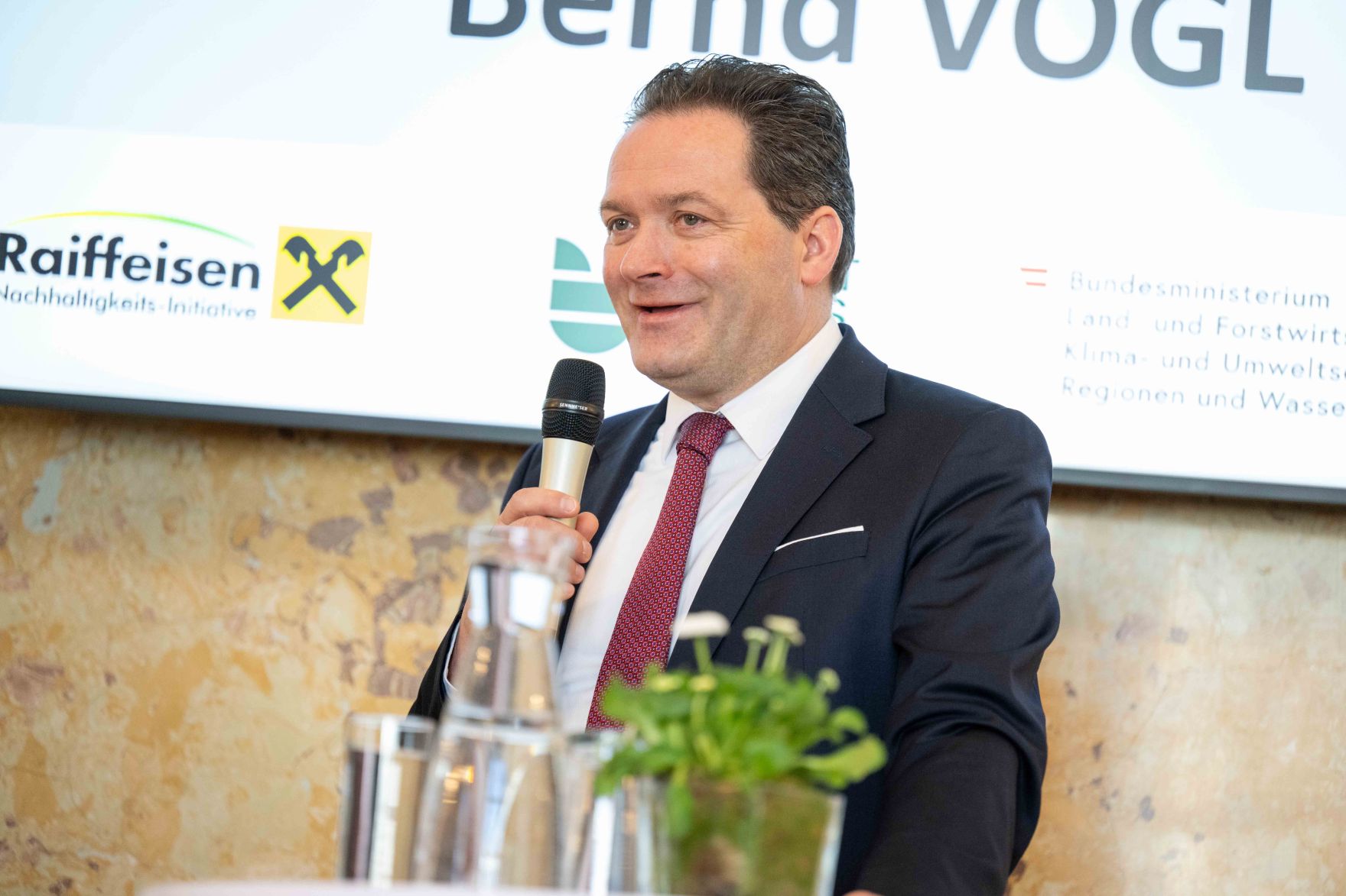 Der 2024 erstmals vergebene "CliA", der &Ouml;sterreichische Staatspreis f&uuml;r Klimawandelanpassung, ist am Donnerstag wieder verliehen worden. Zu den heutigen Gewinnern z&auml;hlten konkrete Ma&szlig;nahmen gegen Hochwasser und Hitze, betriebliche Strategien und auch innovative Forschungsprojekte aus Nieder&ouml;sterreich, der Steiermark, Ober&ouml;sterreich, Salzburg, Wien und Vorarlberg.