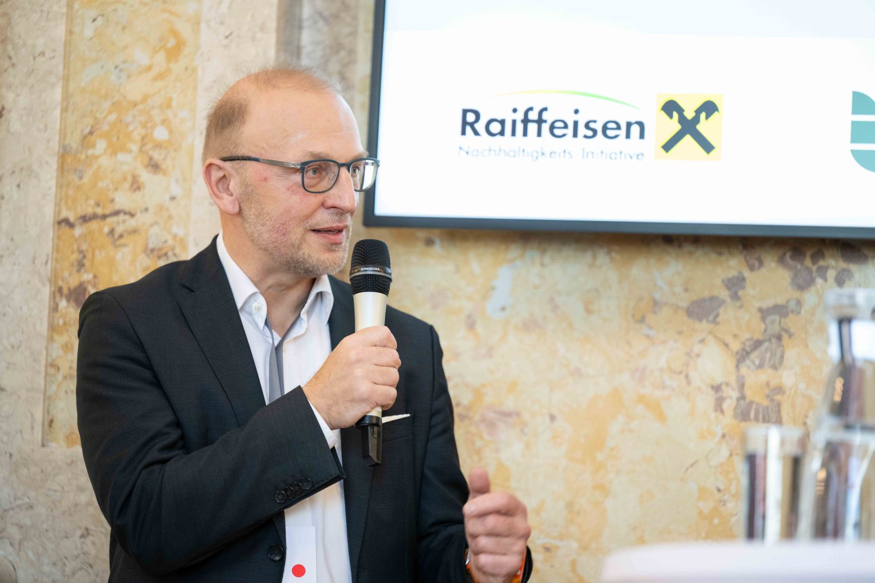 Der 2024 erstmals vergebene "CliA", der &Ouml;sterreichische Staatspreis f&uuml;r Klimawandelanpassung, ist am Donnerstag wieder verliehen worden. Zu den heutigen Gewinnern z&auml;hlten konkrete Ma&szlig;nahmen gegen Hochwasser und Hitze, betriebliche Strategien und auch innovative Forschungsprojekte aus Nieder&ouml;sterreich, der Steiermark, Ober&ouml;sterreich, Salzburg, Wien und Vorarlberg.