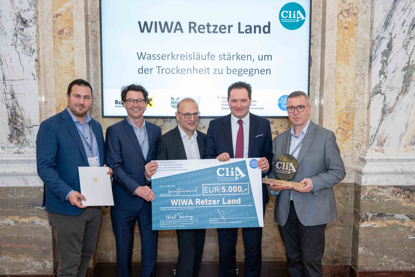 Der 2024 erstmals vergebene "CliA", der &Ouml;sterreichische Staatspreis f&uuml;r Klimawandelanpassung, ist am Donnerstag wieder verliehen worden. Zu den heutigen Gewinnern z&auml;hlten konkrete Ma&szlig;nahmen gegen Hochwasser und Hitze, betriebliche Strategien und auch innovative Forschungsprojekte aus Nieder&ouml;sterreich, der Steiermark, Ober&ouml;sterreich, Salzburg, Wien und Vorarlberg.