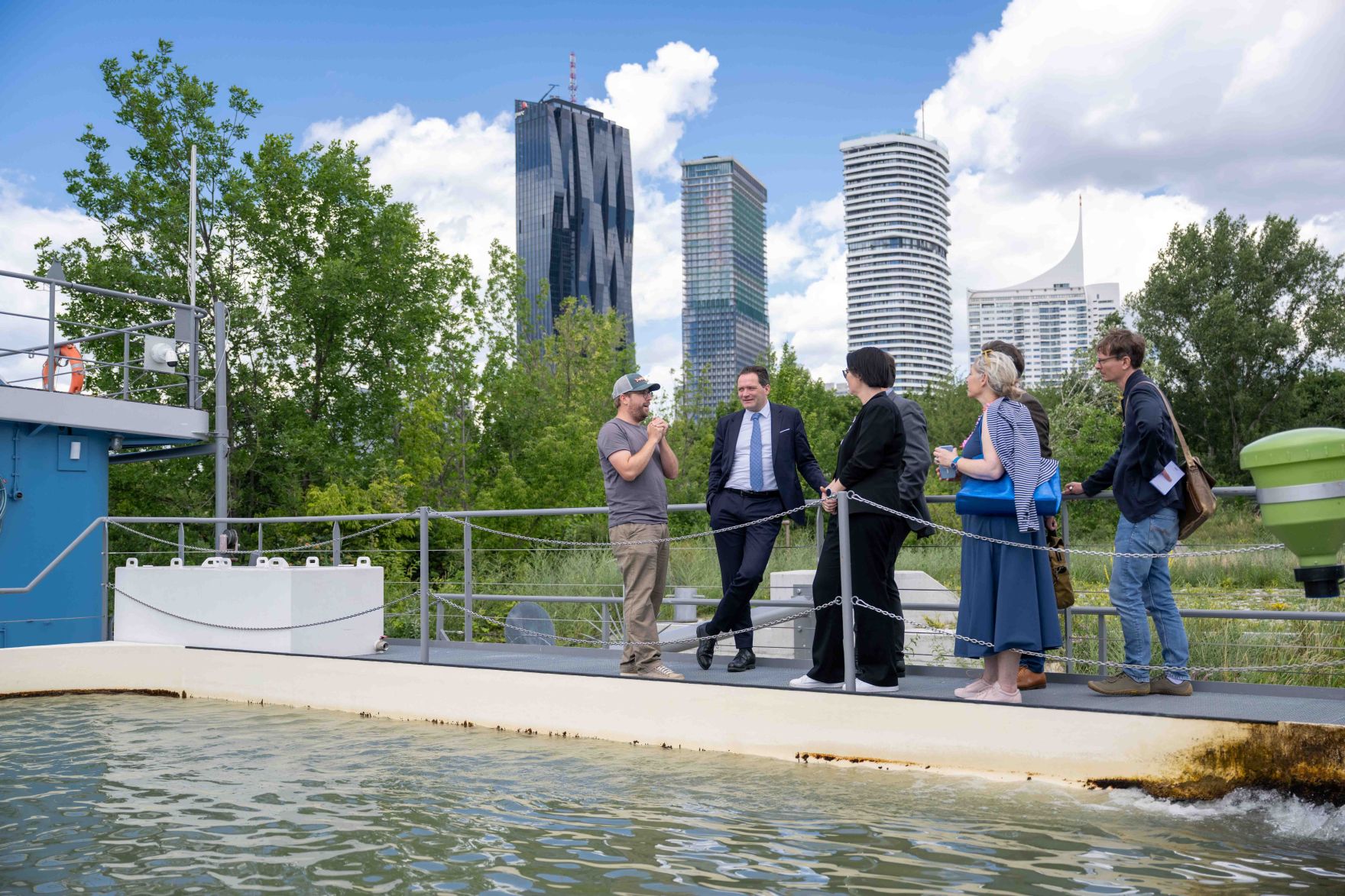 LIFE-Boat4Sturgeon ist die erste Nachzucht von Sternhausen im Projekt gelungen. Anl&auml;sslich des Danube Days pr&auml;sentierten Vertreterinnen und Vertreter aus Politik, Wissenschaft und Wasserinfrastruktur diesen bedeutenden Meilenstein den Medien.