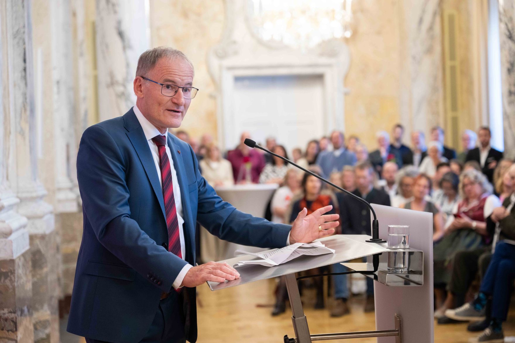 Bundesminister Norbert Totschnig &uuml;berreichte, im Namen des Herrn Bundespr&auml;sidenten Dr. Alexander Van der Bellen, Ehrenzeichen sowie auch Berufstitel im Marmorsaal des Regierungsgeb&auml;udes.