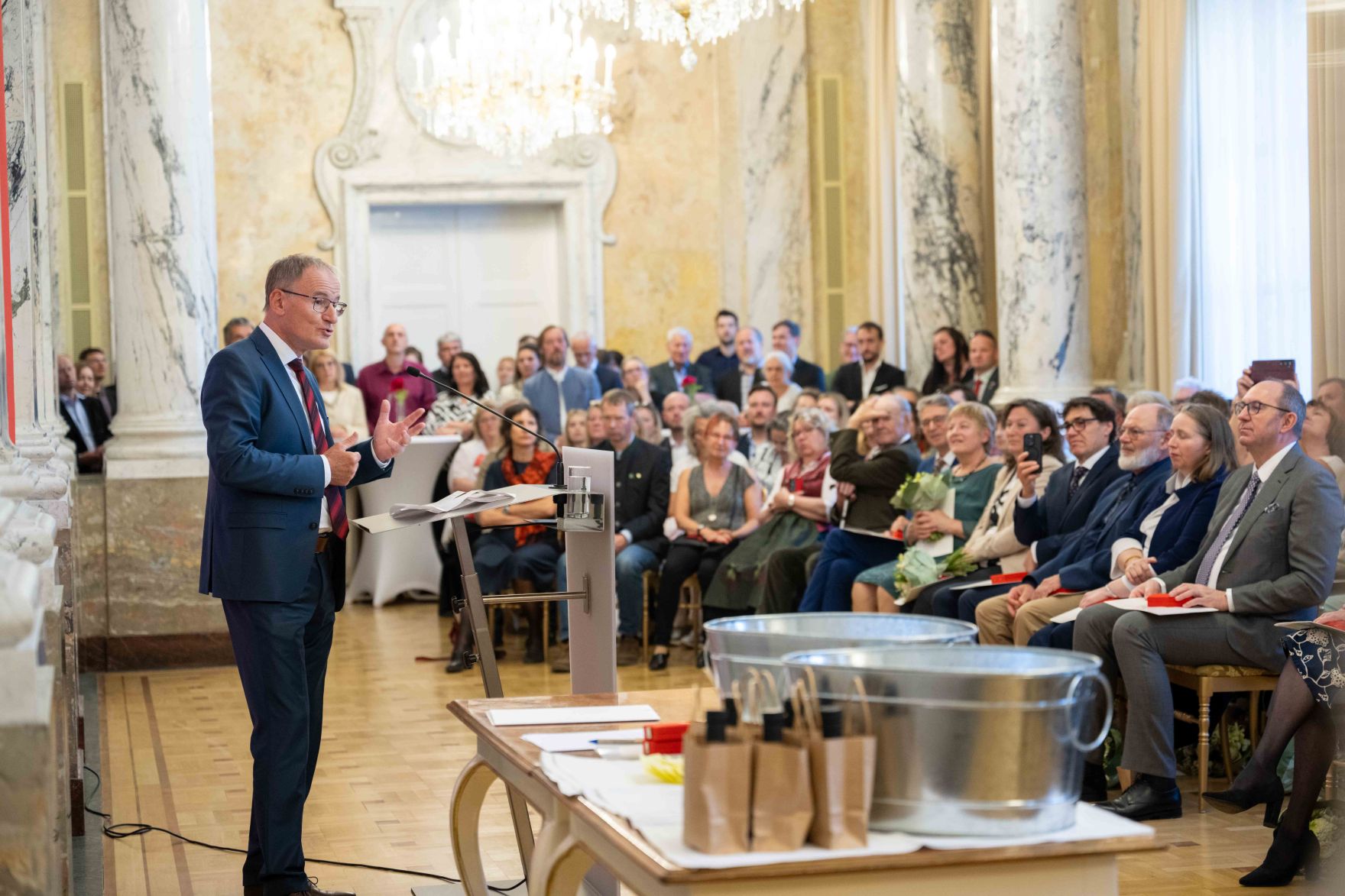Bundesminister Norbert Totschnig &uuml;berreichte, im Namen des Herrn Bundespr&auml;sidenten Dr. Alexander Van der Bellen, Ehrenzeichen sowie auch Berufstitel im Marmorsaal des Regierungsgeb&auml;udes.