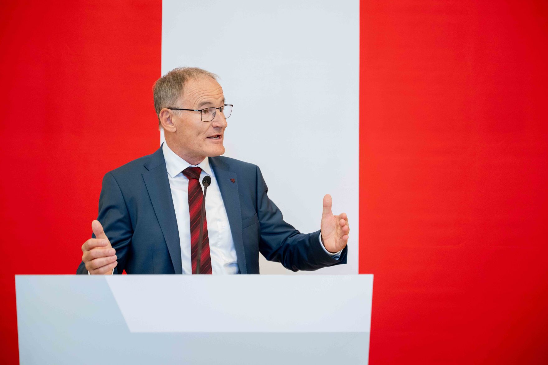 Bundesminister Norbert Totschnig &uuml;berreichte, im Namen des Herrn Bundespr&auml;sidenten Dr. Alexander Van der Bellen, Ehrenzeichen sowie auch Berufstitel im Marmorsaal des Regierungsgeb&auml;udes.