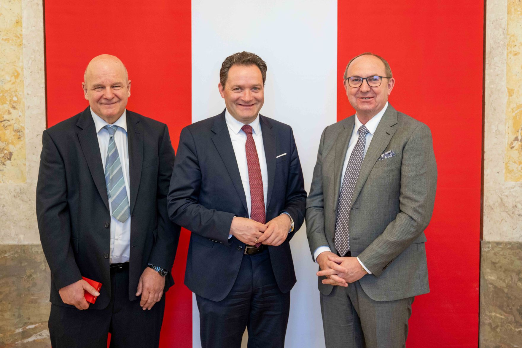 Bundesminister Norbert Totschnig &uuml;berreichte, im Namen des Herrn Bundespr&auml;sidenten Dr. Alexander Van der Bellen, Ehrenzeichen sowie auch Berufstitel im Marmorsaal des Regierungsgeb&auml;udes.