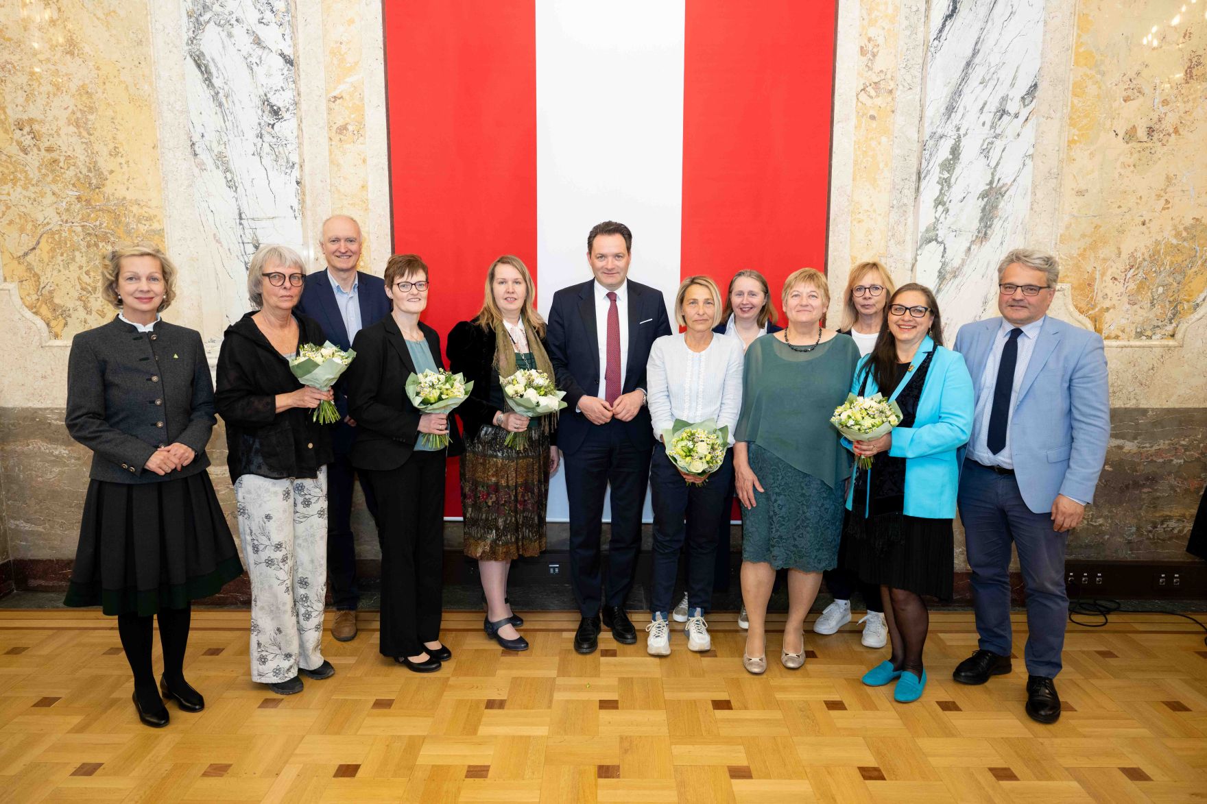 Bundesminister Norbert Totschnig &uuml;berreichte, im Namen des Herrn Bundespr&auml;sidenten Dr. Alexander Van der Bellen, Ehrenzeichen sowie auch Berufstitel im Marmorsaal des Regierungsgeb&auml;udes.