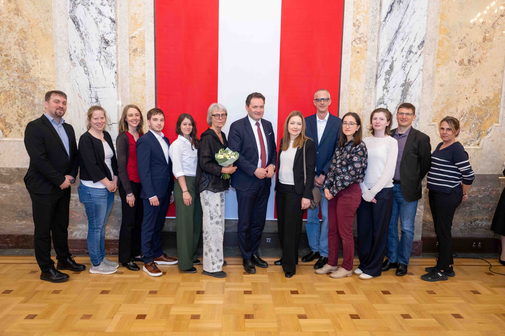 Bundesminister Norbert Totschnig &uuml;berreichte, im Namen des Herrn Bundespr&auml;sidenten Dr. Alexander Van der Bellen, Ehrenzeichen sowie auch Berufstitel im Marmorsaal des Regierungsgeb&auml;udes.