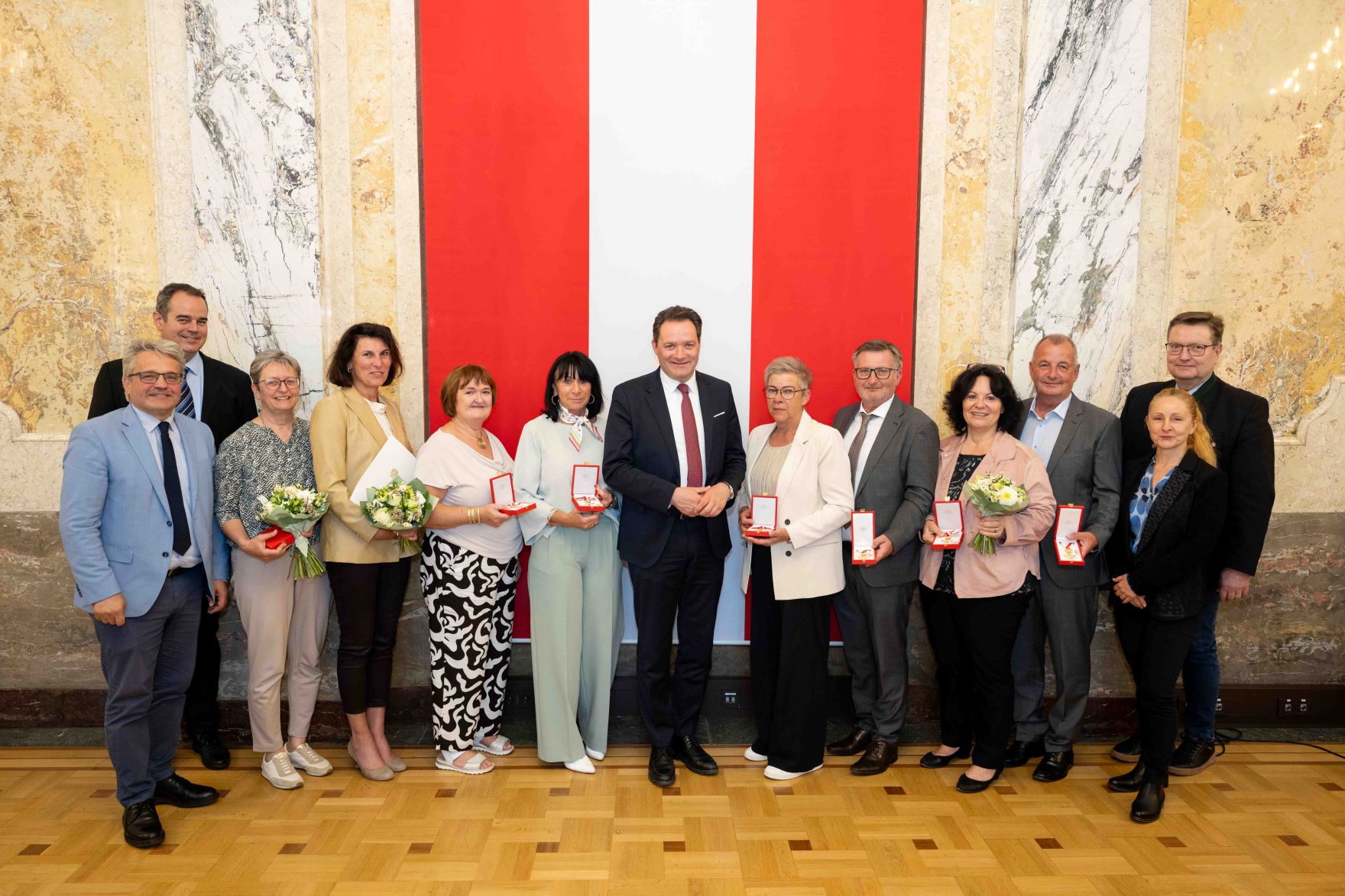 Bundesminister Norbert Totschnig &uuml;berreichte, im Namen des Herrn Bundespr&auml;sidenten Dr. Alexander Van der Bellen, Ehrenzeichen sowie auch Berufstitel im Marmorsaal des Regierungsgeb&auml;udes.
