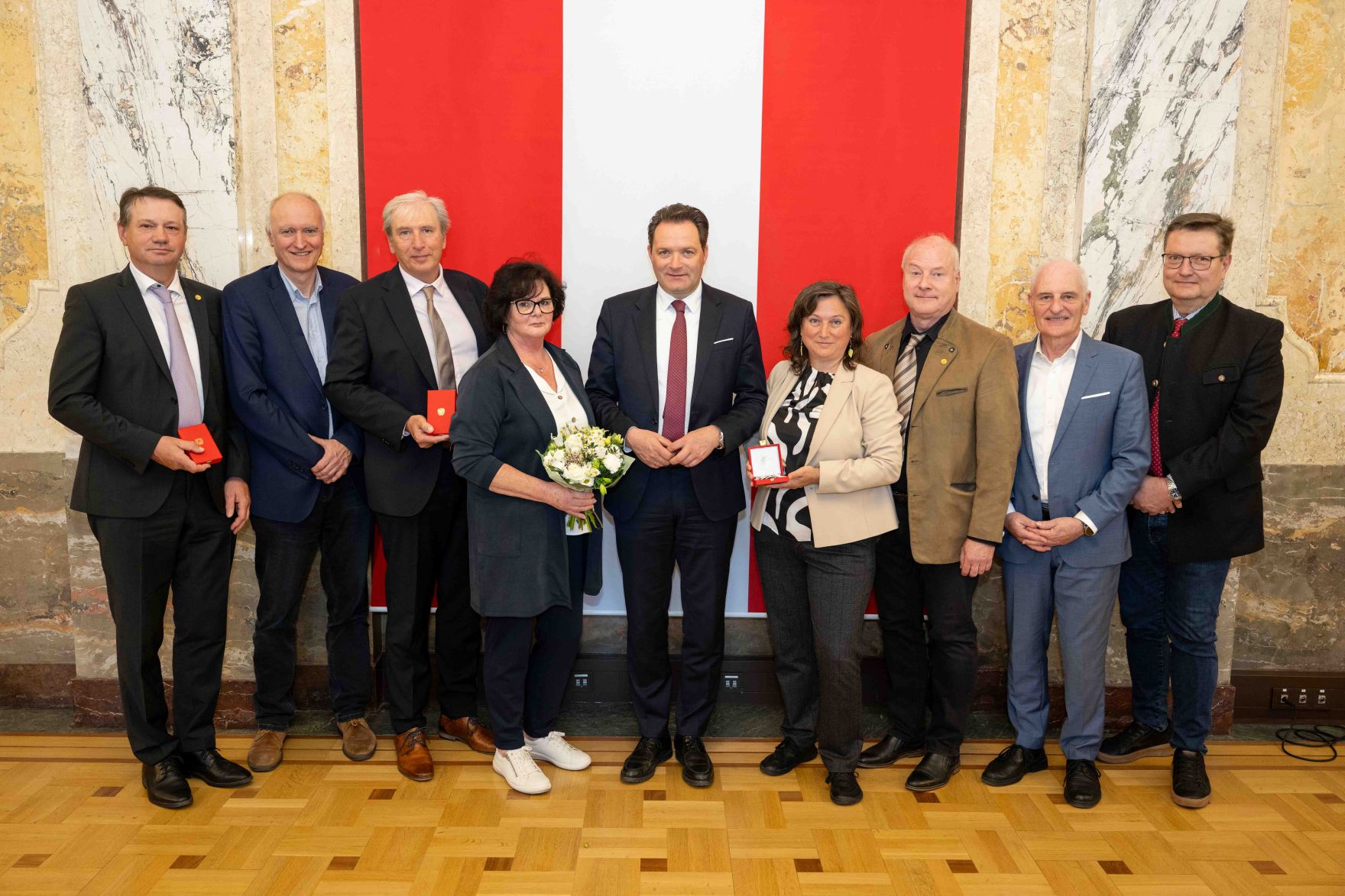 Bundesminister Norbert Totschnig &uuml;berreichte, im Namen des Herrn Bundespr&auml;sidenten Dr. Alexander Van der Bellen, Ehrenzeichen sowie auch Berufstitel im Marmorsaal des Regierungsgeb&auml;udes.