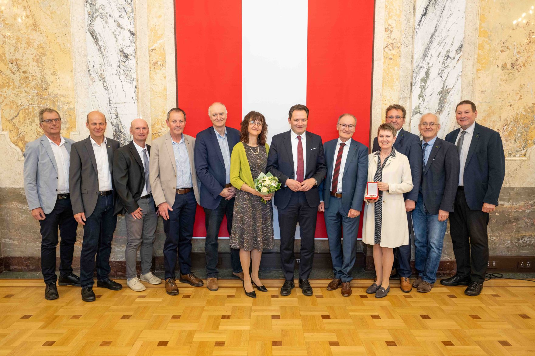 Bundesminister Norbert Totschnig &uuml;berreichte, im Namen des Herrn Bundespr&auml;sidenten Dr. Alexander Van der Bellen, Ehrenzeichen sowie auch Berufstitel im Marmorsaal des Regierungsgeb&auml;udes.