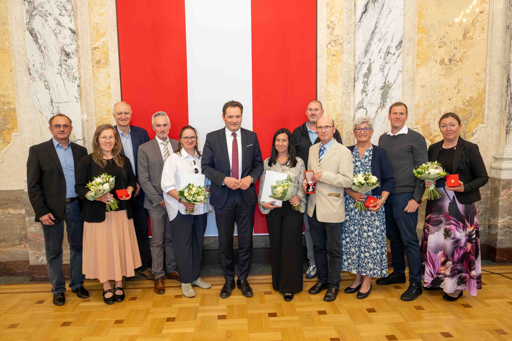 Bundesminister Norbert Totschnig &uuml;berreichte, im Namen des Herrn Bundespr&auml;sidenten Dr. Alexander Van der Bellen, Ehrenzeichen sowie auch Berufstitel im Marmorsaal des Regierungsgeb&auml;udes.