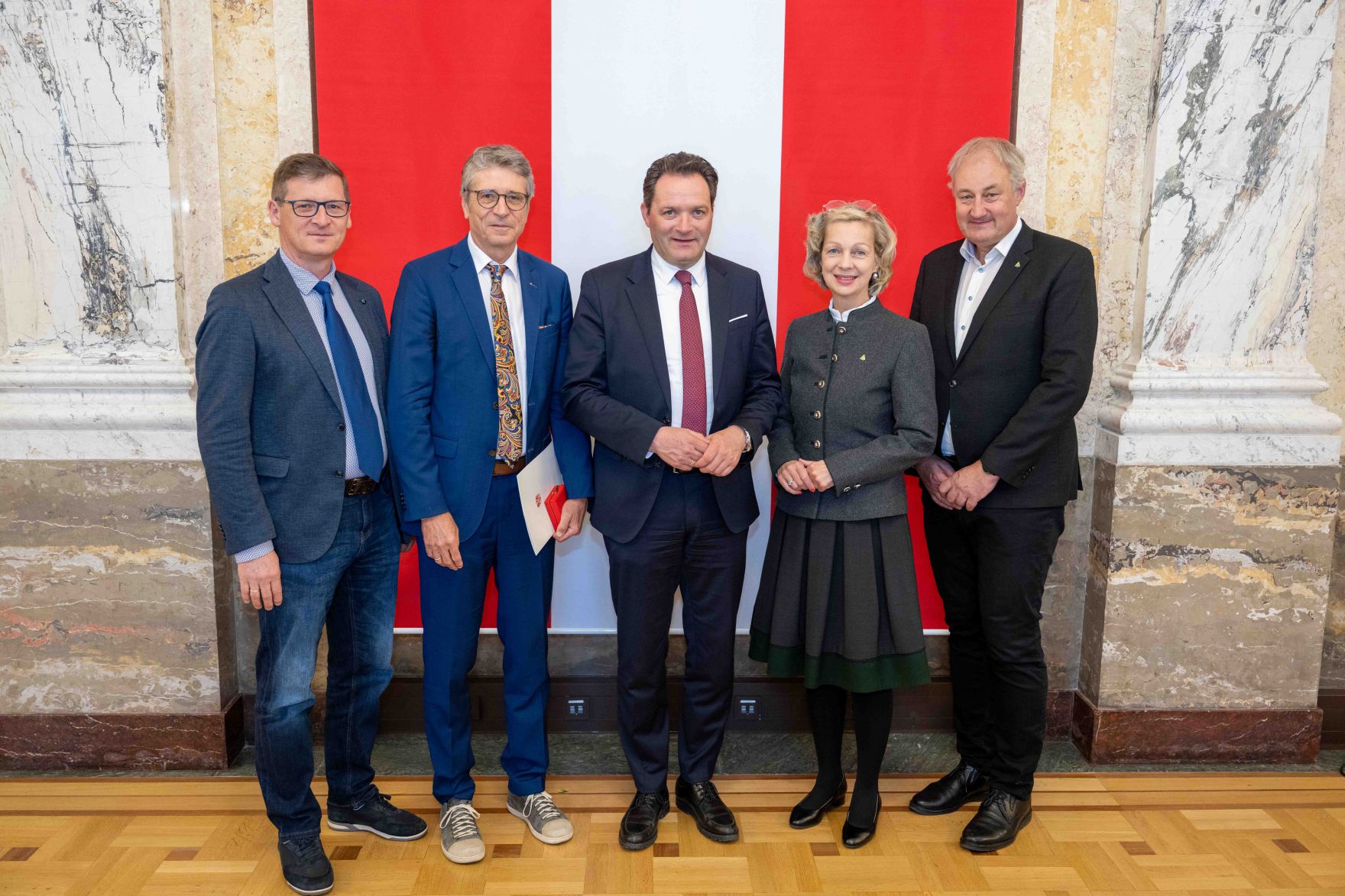 Bundesminister Norbert Totschnig &uuml;berreichte, im Namen des Herrn Bundespr&auml;sidenten Dr. Alexander Van der Bellen, Ehrenzeichen sowie auch Berufstitel im Marmorsaal des Regierungsgeb&auml;udes.