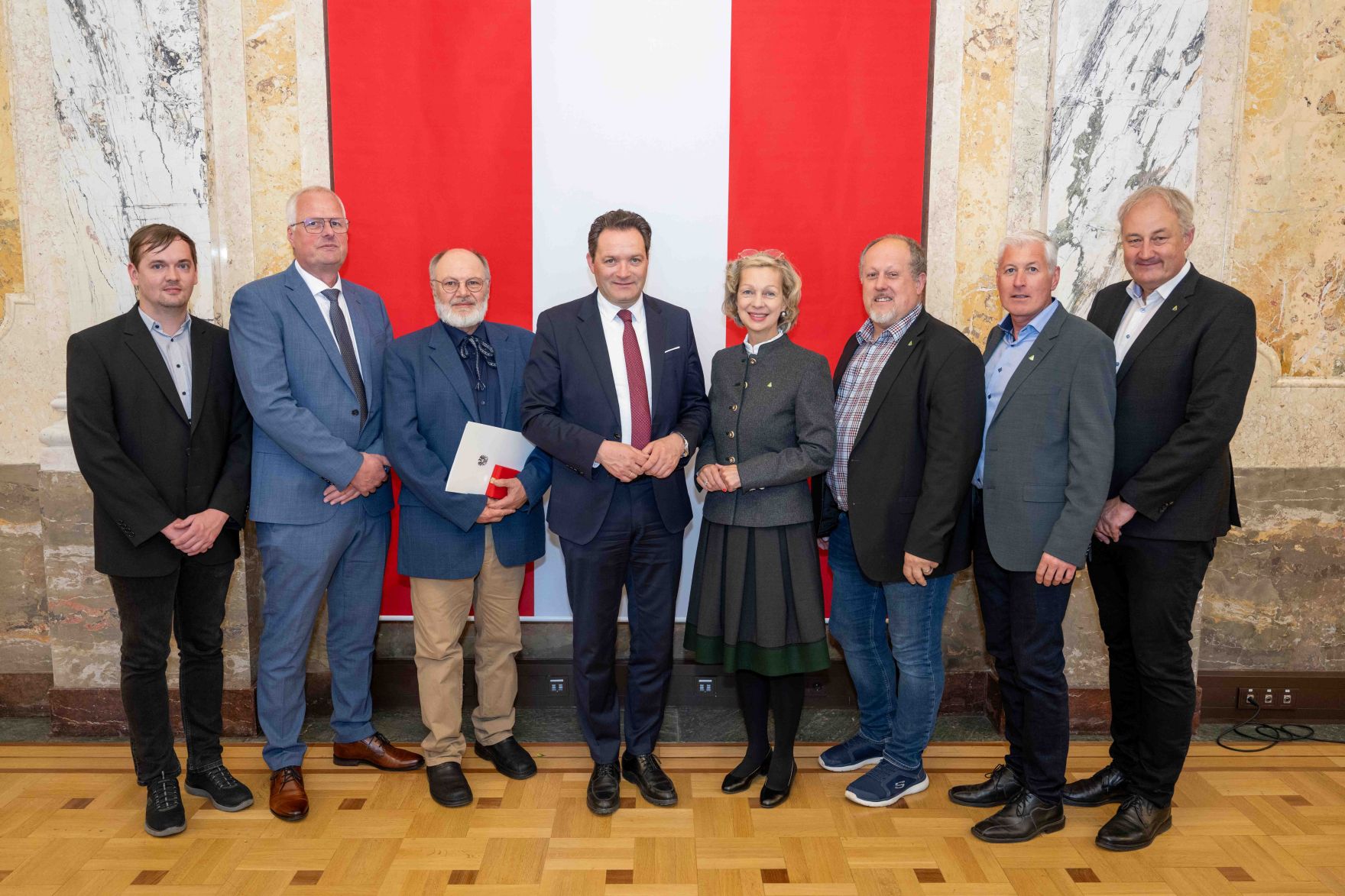 Bundesminister Norbert Totschnig &uuml;berreichte, im Namen des Herrn Bundespr&auml;sidenten Dr. Alexander Van der Bellen, Ehrenzeichen sowie auch Berufstitel im Marmorsaal des Regierungsgeb&auml;udes.