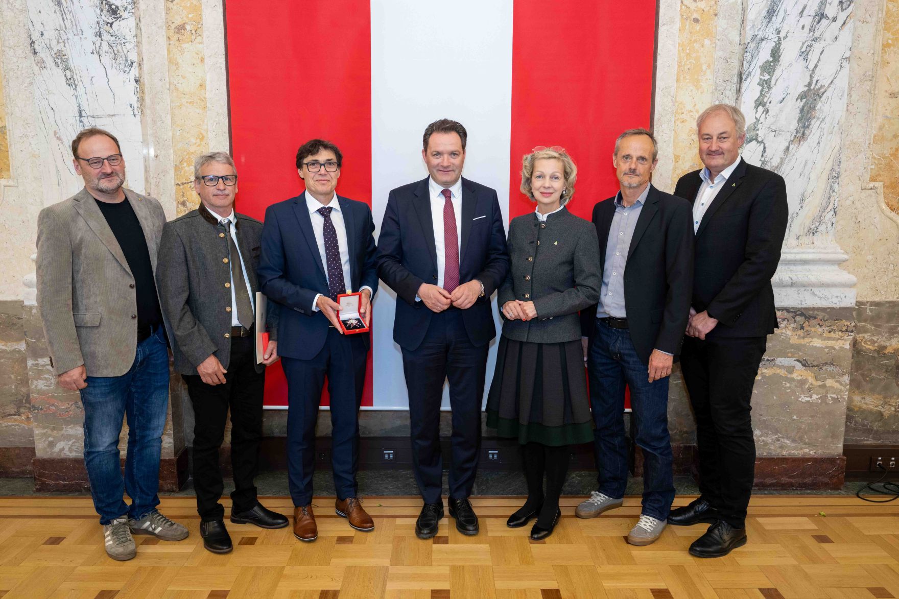 Bundesminister Norbert Totschnig &uuml;berreichte, im Namen des Herrn Bundespr&auml;sidenten Dr. Alexander Van der Bellen, Ehrenzeichen sowie auch Berufstitel im Marmorsaal des Regierungsgeb&auml;udes.