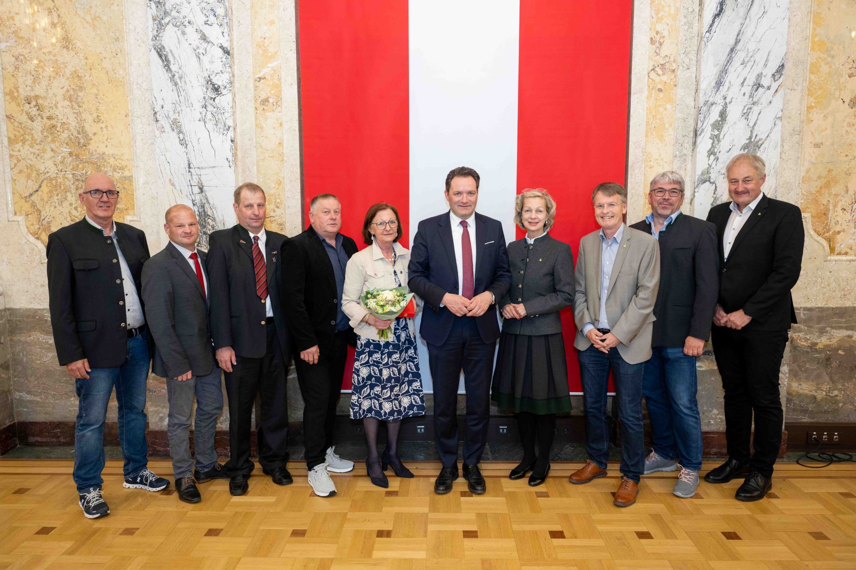 Bundesminister Norbert Totschnig &uuml;berreichte, im Namen des Herrn Bundespr&auml;sidenten Dr. Alexander Van der Bellen, Ehrenzeichen sowie auch Berufstitel im Marmorsaal des Regierungsgeb&auml;udes.