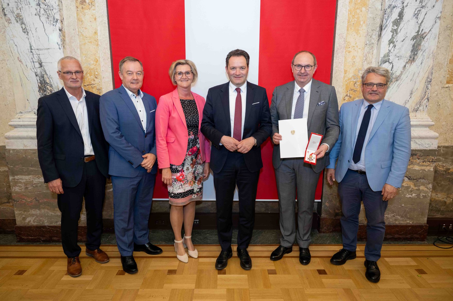 Bundesminister Norbert Totschnig &uuml;berreichte, im Namen des Herrn Bundespr&auml;sidenten Dr. Alexander Van der Bellen, Ehrenzeichen sowie auch Berufstitel im Marmorsaal des Regierungsgeb&auml;udes.