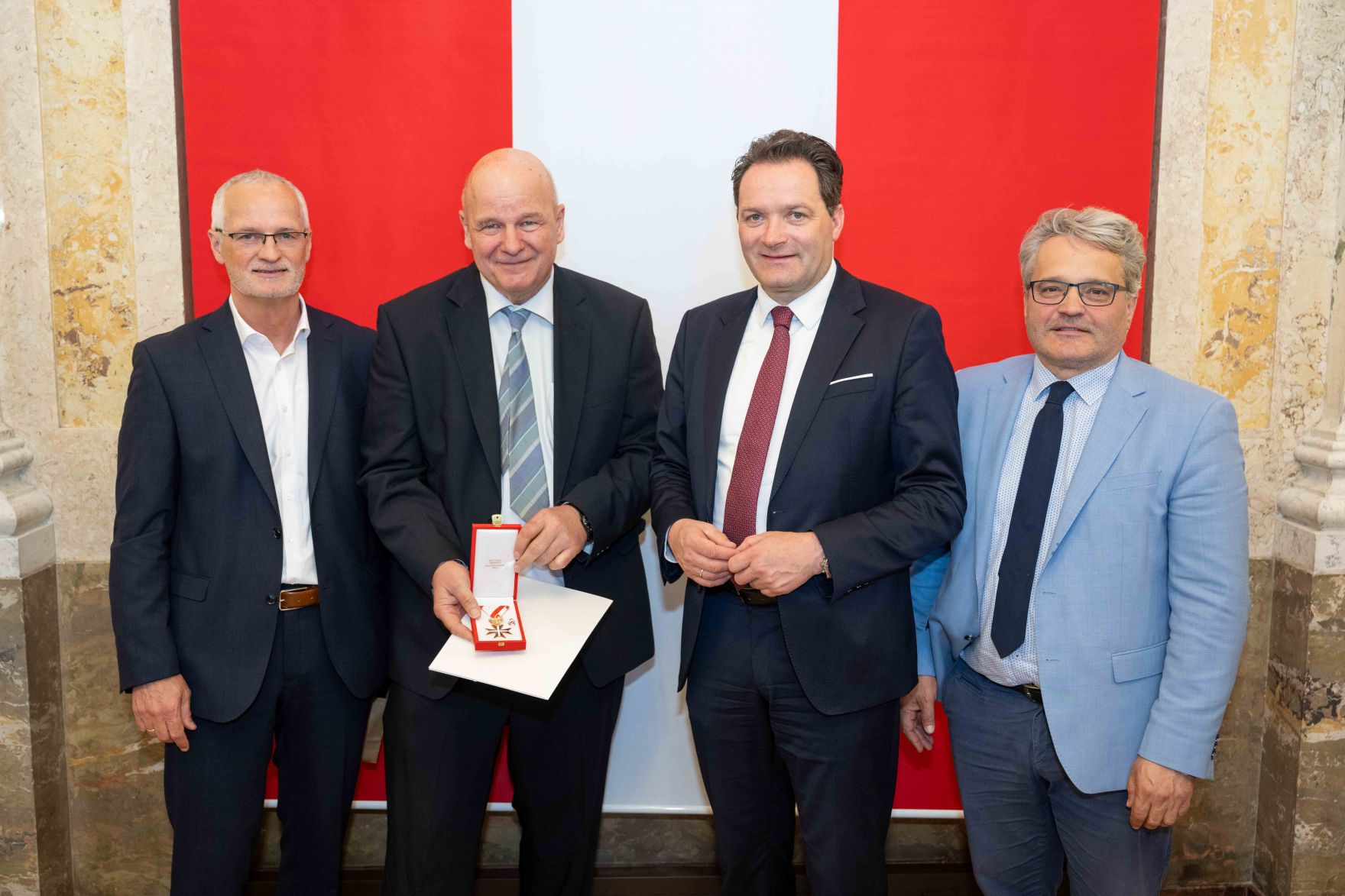 Bundesminister Norbert Totschnig &uuml;berreichte, im Namen des Herrn Bundespr&auml;sidenten Dr. Alexander Van der Bellen, Ehrenzeichen sowie auch Berufstitel im Marmorsaal des Regierungsgeb&auml;udes.