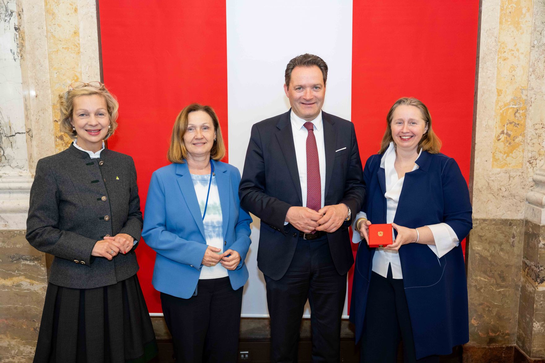 Bundesminister Norbert Totschnig &uuml;berreichte, im Namen des Herrn Bundespr&auml;sidenten Dr. Alexander Van der Bellen, Ehrenzeichen sowie auch Berufstitel im Marmorsaal des Regierungsgeb&auml;udes.