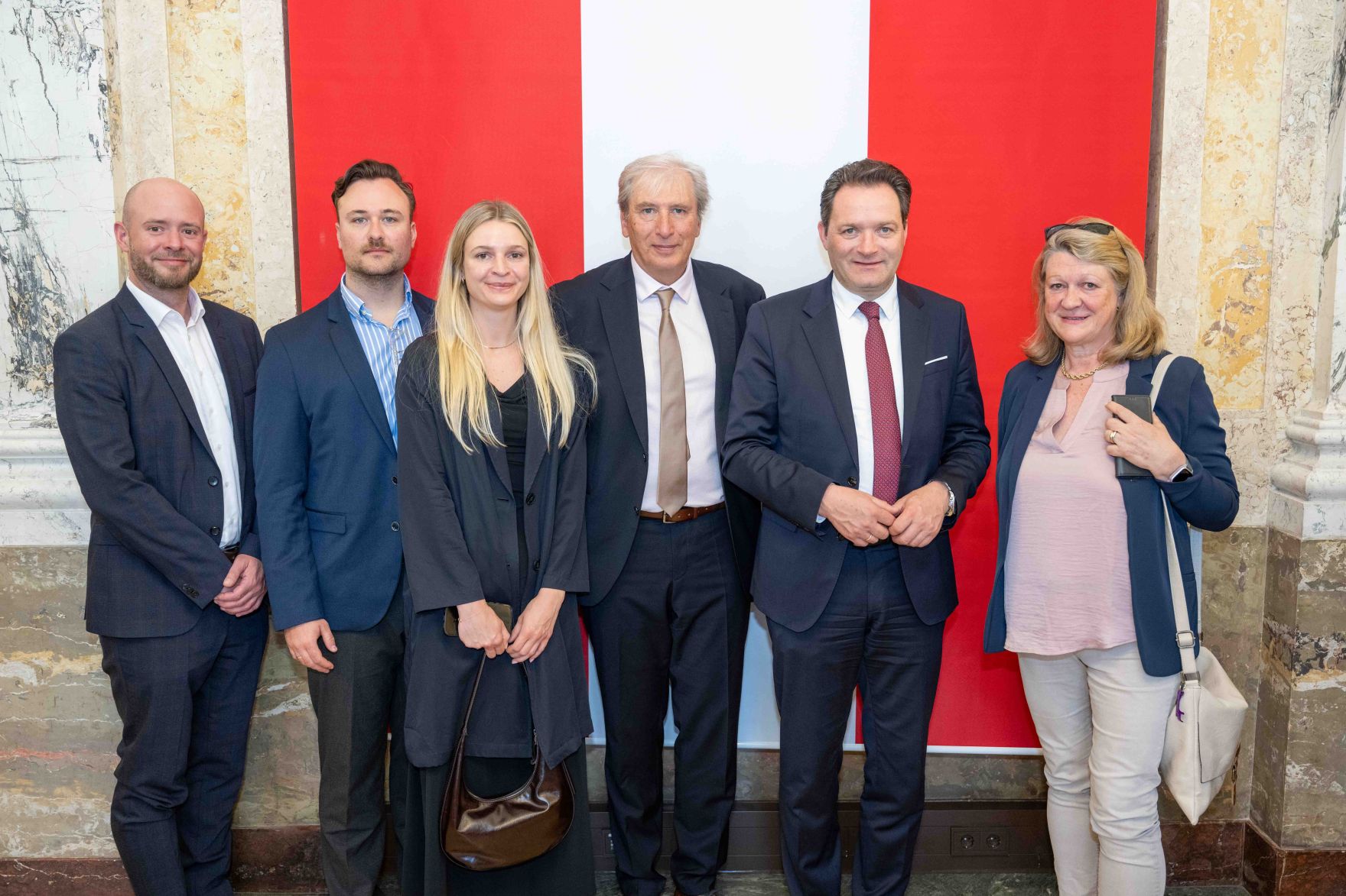 Bundesminister Norbert Totschnig &uuml;berreichte, im Namen des Herrn Bundespr&auml;sidenten Dr. Alexander Van der Bellen, Ehrenzeichen sowie auch Berufstitel im Marmorsaal des Regierungsgeb&auml;udes.