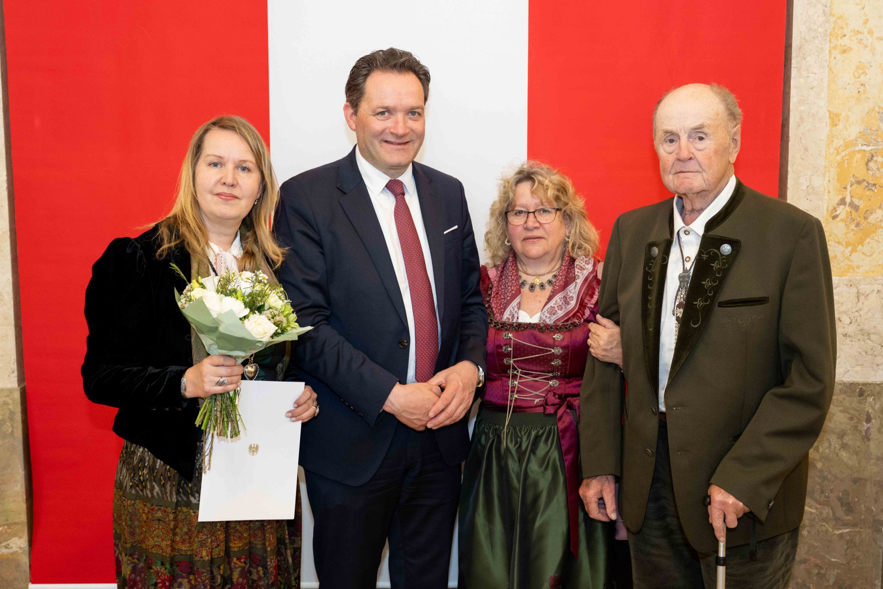 Bundesminister Norbert Totschnig &uuml;berreichte, im Namen des Herrn Bundespr&auml;sidenten Dr. Alexander Van der Bellen, Ehrenzeichen sowie auch Berufstitel im Marmorsaal des Regierungsgeb&auml;udes.
