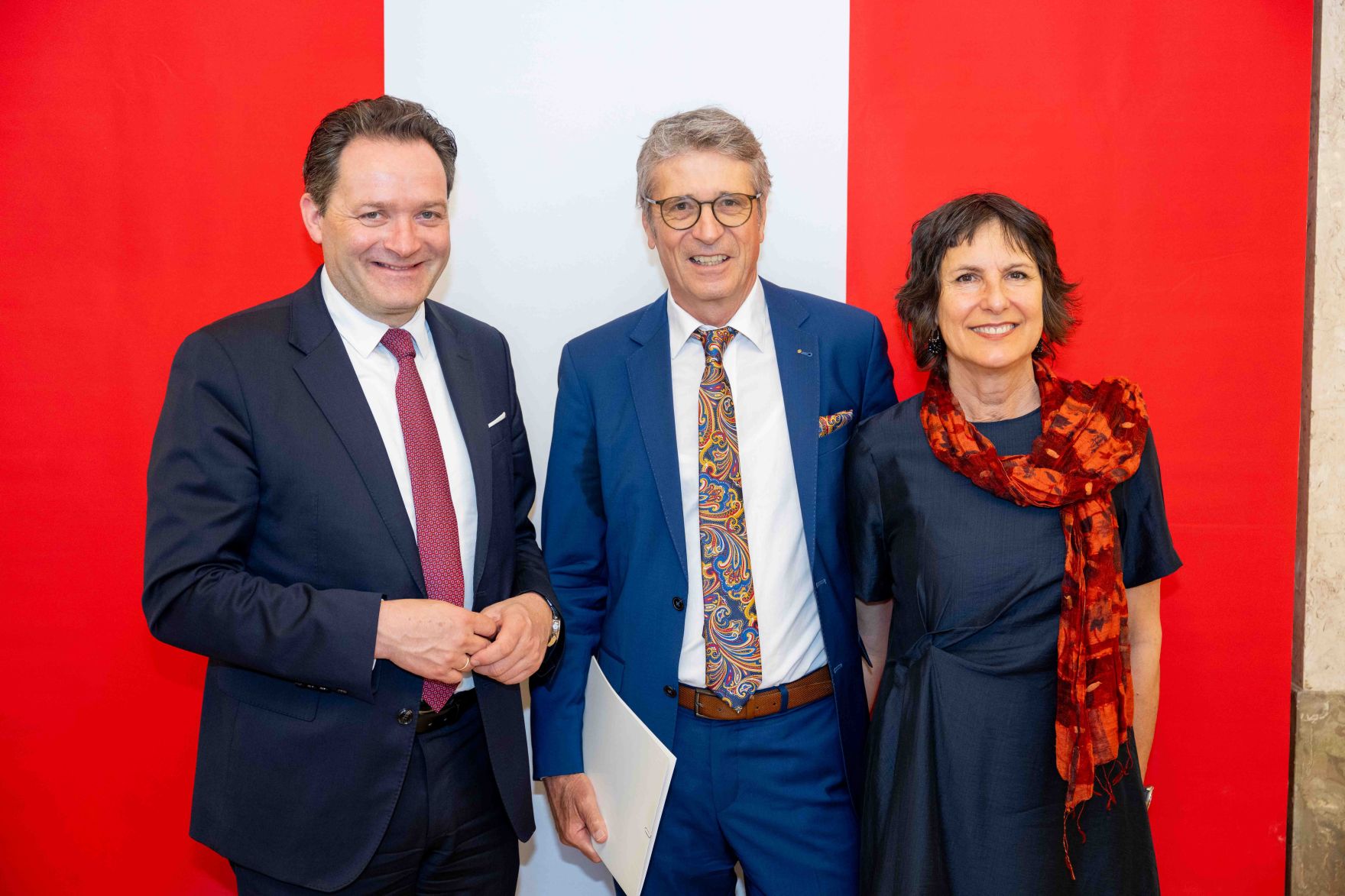 Bundesminister Norbert Totschnig &uuml;berreichte, im Namen des Herrn Bundespr&auml;sidenten Dr. Alexander Van der Bellen, Ehrenzeichen sowie auch Berufstitel im Marmorsaal des Regierungsgeb&auml;udes.