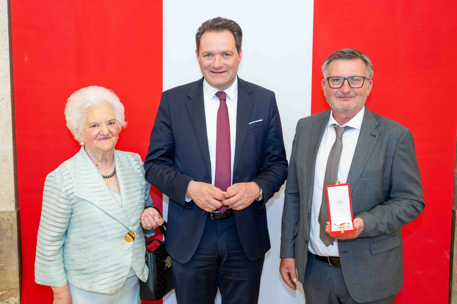 Bundesminister Norbert Totschnig &uuml;berreichte, im Namen des Herrn Bundespr&auml;sidenten Dr. Alexander Van der Bellen, Ehrenzeichen sowie auch Berufstitel im Marmorsaal des Regierungsgeb&auml;udes.