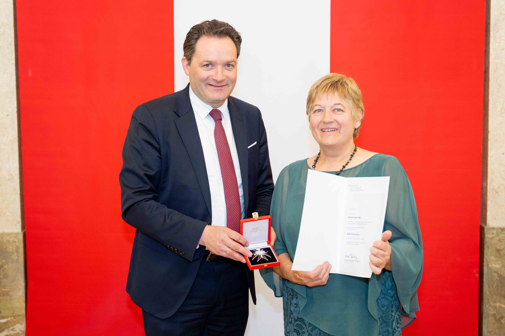 Bundesminister Norbert Totschnig &uuml;berreichte, im Namen des Herrn Bundespr&auml;sidenten Dr. Alexander Van der Bellen, Ehrenzeichen sowie auch Berufstitel im Marmorsaal des Regierungsgeb&auml;udes.