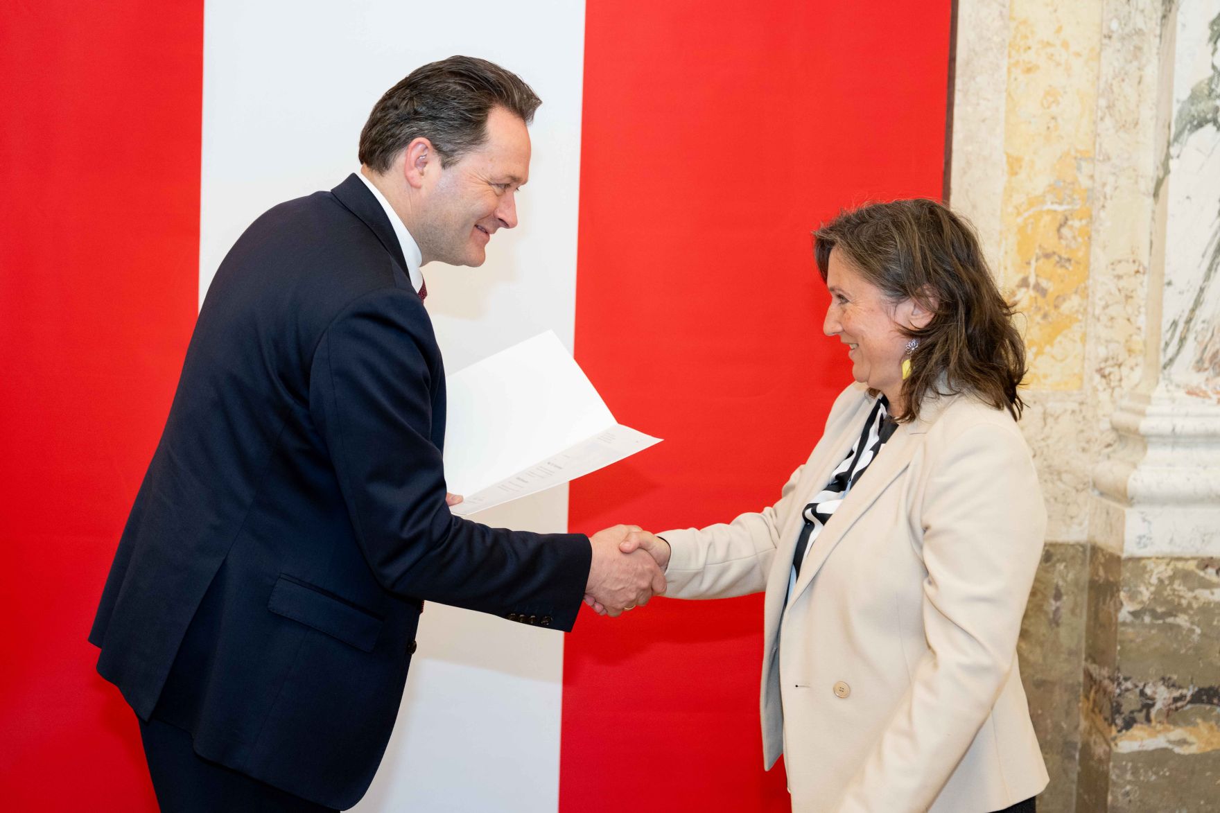 Bundesminister Norbert Totschnig &uuml;berreichte, im Namen des Herrn Bundespr&auml;sidenten Dr. Alexander Van der Bellen, Ehrenzeichen sowie auch Berufstitel im Marmorsaal des Regierungsgeb&auml;udes.