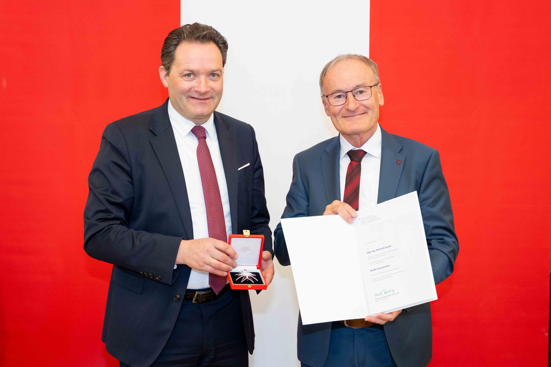 Bundesminister Norbert Totschnig &uuml;berreichte, im Namen des Herrn Bundespr&auml;sidenten Dr. Alexander Van der Bellen, Ehrenzeichen sowie auch Berufstitel im Marmorsaal des Regierungsgeb&auml;udes.