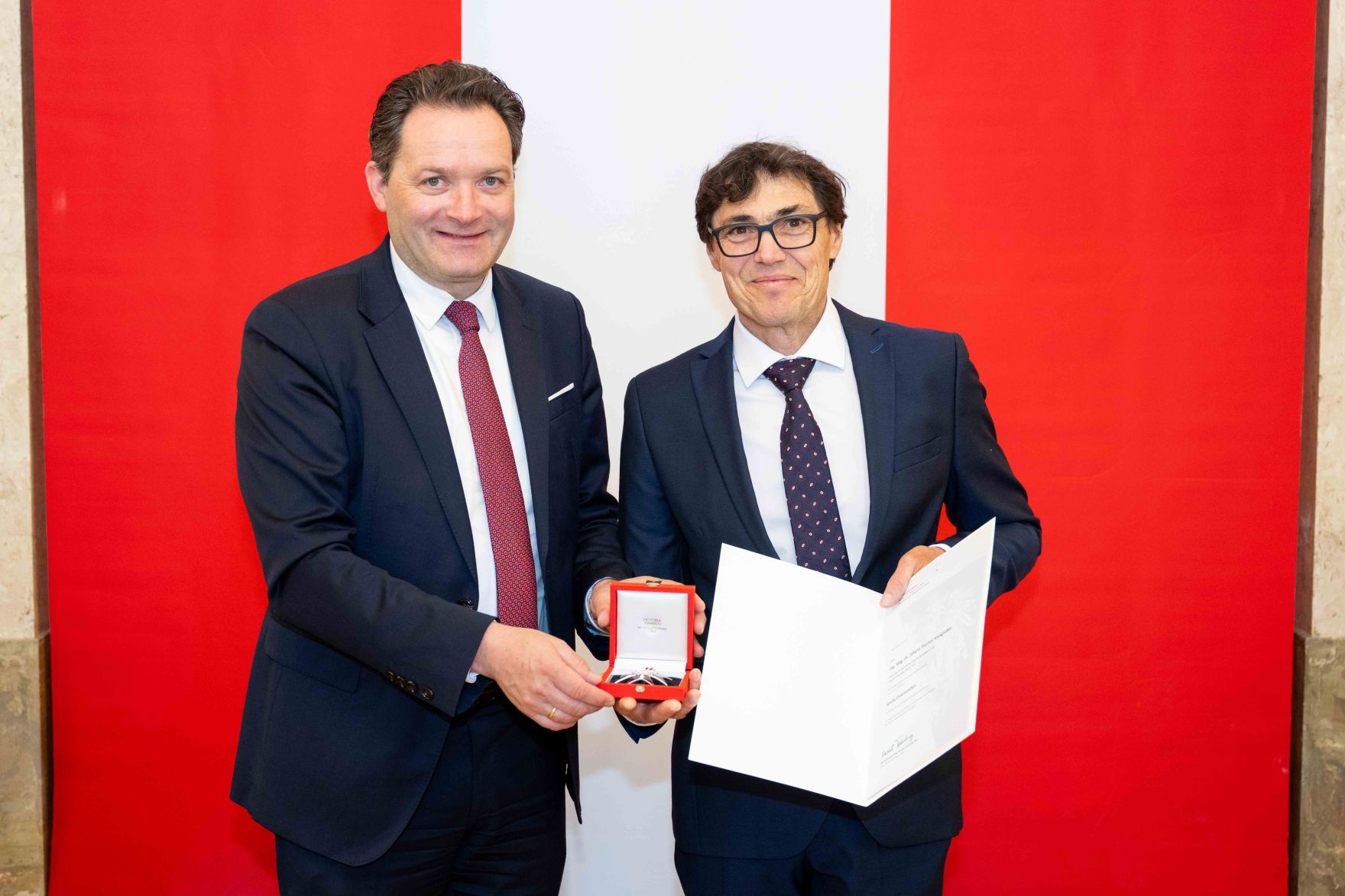 Bundesminister Norbert Totschnig &uuml;berreichte, im Namen des Herrn Bundespr&auml;sidenten Dr. Alexander Van der Bellen, Ehrenzeichen sowie auch Berufstitel im Marmorsaal des Regierungsgeb&auml;udes.