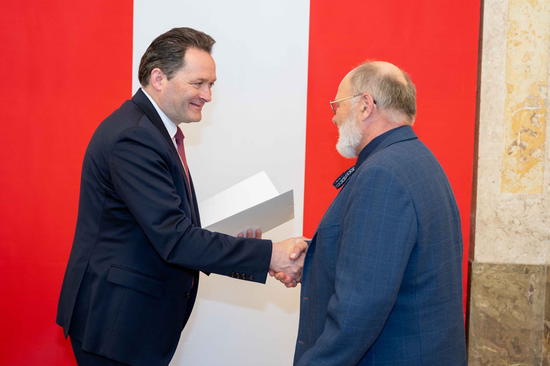 Bundesminister Norbert Totschnig &uuml;berreichte, im Namen des Herrn Bundespr&auml;sidenten Dr. Alexander Van der Bellen, Ehrenzeichen sowie auch Berufstitel im Marmorsaal des Regierungsgeb&auml;udes.