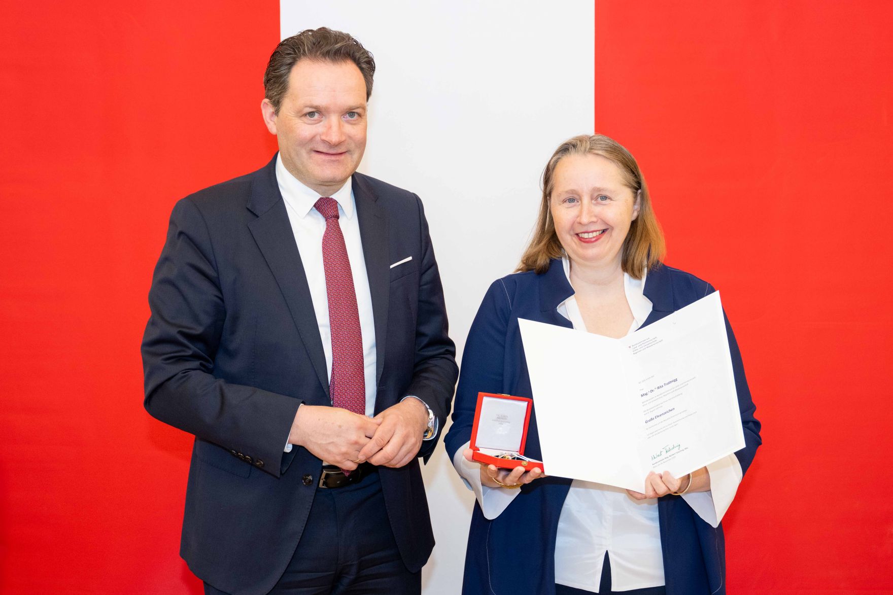 Bundesminister Norbert Totschnig &uuml;berreichte, im Namen des Herrn Bundespr&auml;sidenten Dr. Alexander Van der Bellen, Ehrenzeichen sowie auch Berufstitel im Marmorsaal des Regierungsgeb&auml;udes.