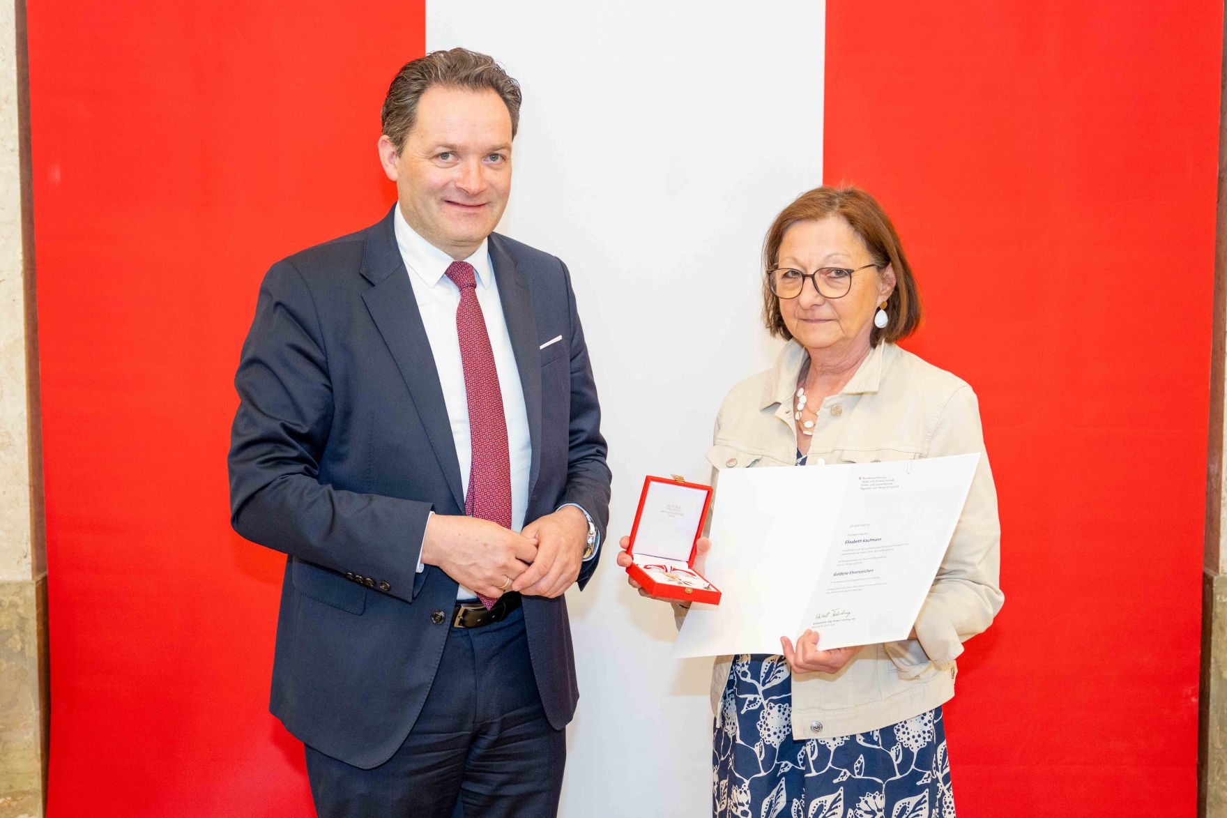 Bundesminister Norbert Totschnig &uuml;berreichte, im Namen des Herrn Bundespr&auml;sidenten Dr. Alexander Van der Bellen, Ehrenzeichen sowie auch Berufstitel im Marmorsaal des Regierungsgeb&auml;udes.