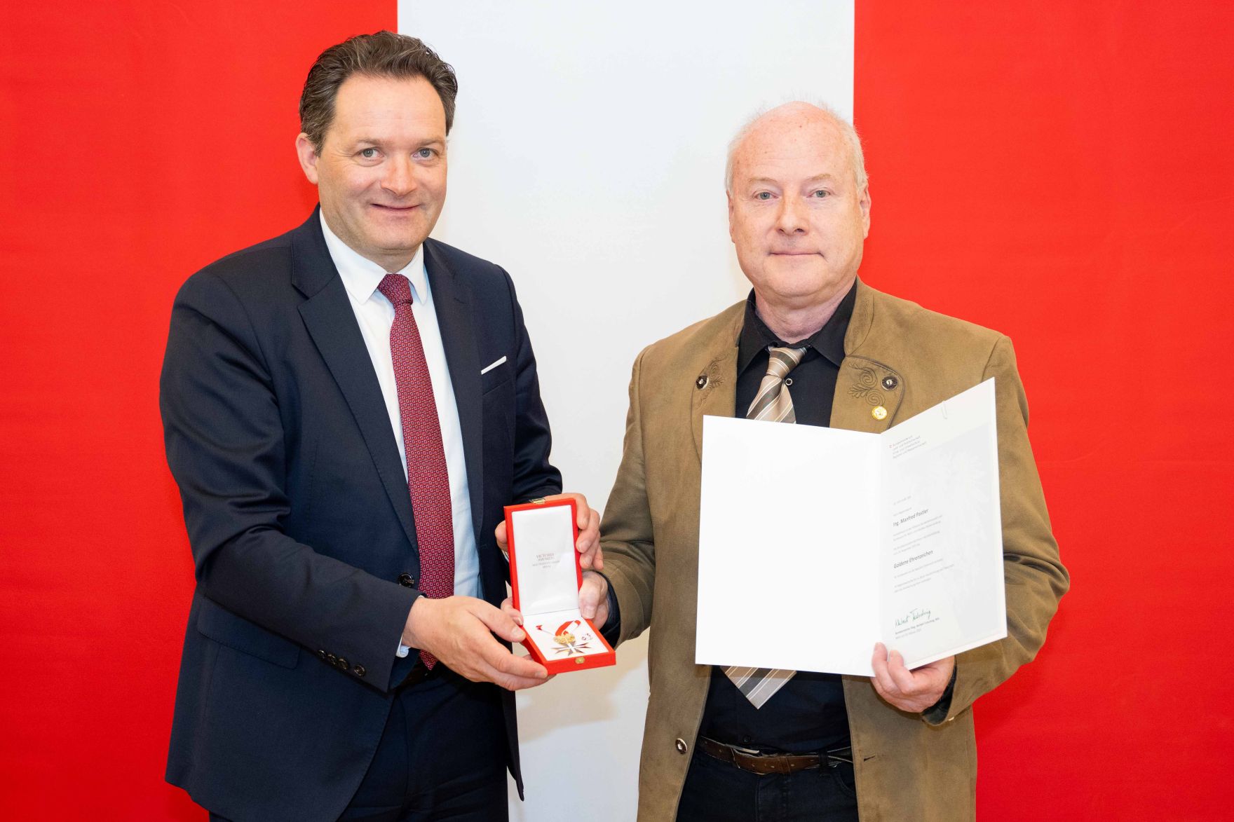 Bundesminister Norbert Totschnig &uuml;berreichte, im Namen des Herrn Bundespr&auml;sidenten Dr. Alexander Van der Bellen, Ehrenzeichen sowie auch Berufstitel im Marmorsaal des Regierungsgeb&auml;udes.