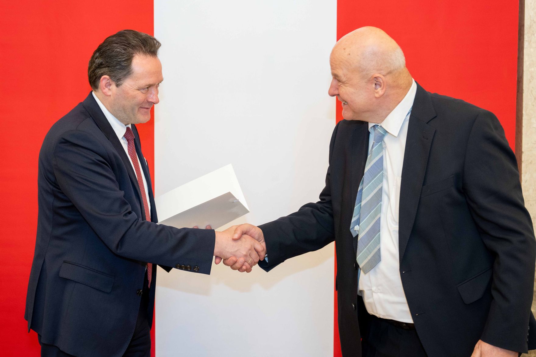 Bundesminister Norbert Totschnig &uuml;berreichte, im Namen des Herrn Bundespr&auml;sidenten Dr. Alexander Van der Bellen, Ehrenzeichen sowie auch Berufstitel im Marmorsaal des Regierungsgeb&auml;udes.