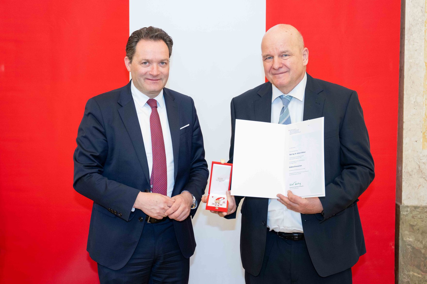 Bundesminister Norbert Totschnig &uuml;berreichte, im Namen des Herrn Bundespr&auml;sidenten Dr. Alexander Van der Bellen, Ehrenzeichen sowie auch Berufstitel im Marmorsaal des Regierungsgeb&auml;udes.