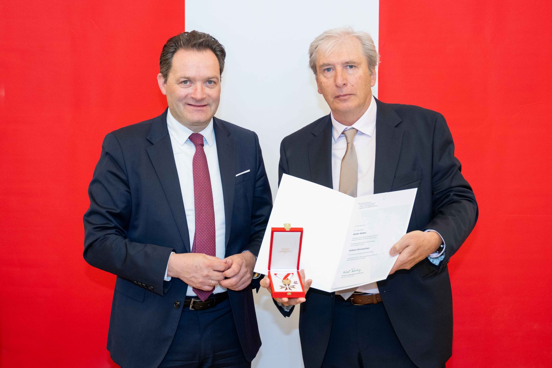 Bundesminister Norbert Totschnig &uuml;berreichte, im Namen des Herrn Bundespr&auml;sidenten Dr. Alexander Van der Bellen, Ehrenzeichen sowie auch Berufstitel im Marmorsaal des Regierungsgeb&auml;udes.
