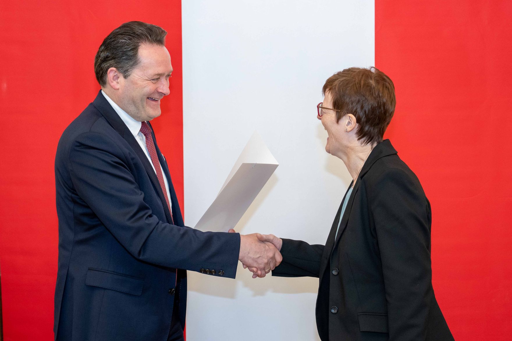 Bundesminister Norbert Totschnig &uuml;berreichte, im Namen des Herrn Bundespr&auml;sidenten Dr. Alexander Van der Bellen, Ehrenzeichen sowie auch Berufstitel im Marmorsaal des Regierungsgeb&auml;udes.