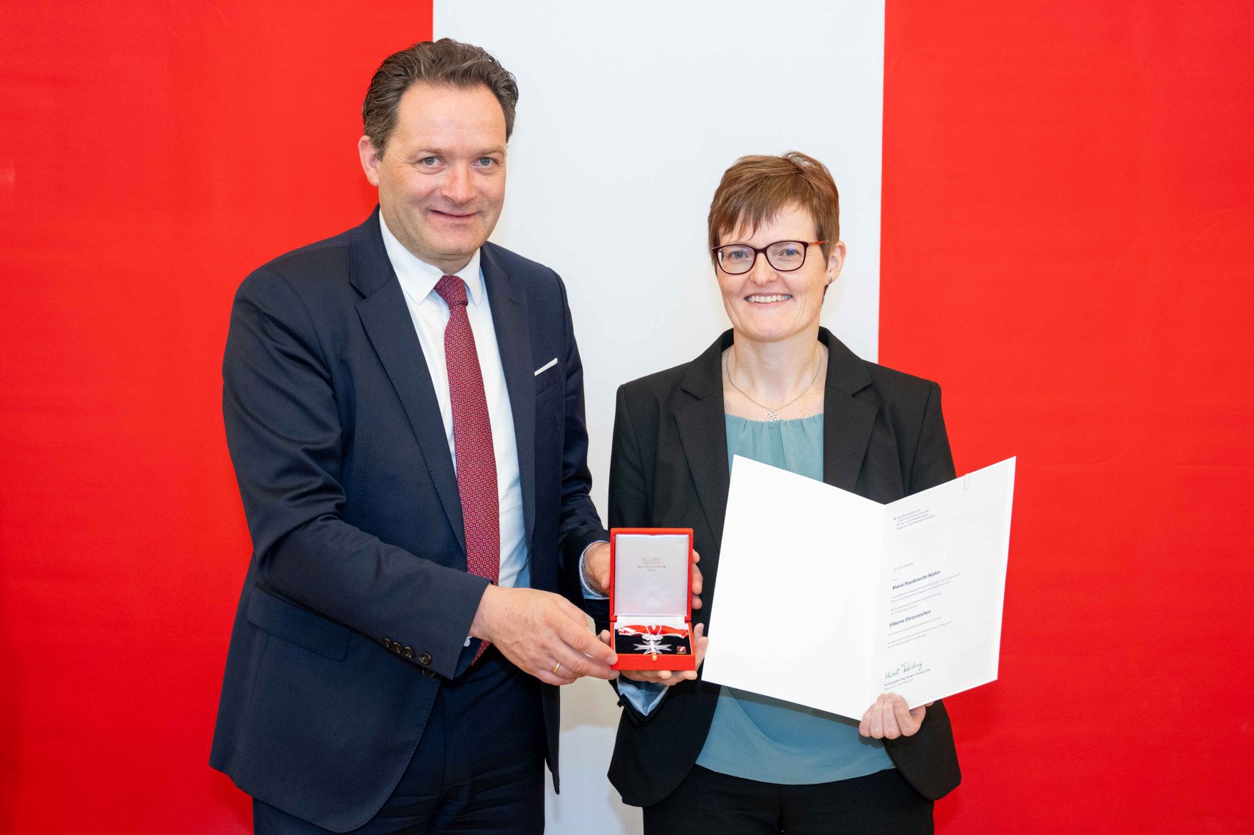 Bundesminister Norbert Totschnig &uuml;berreichte, im Namen des Herrn Bundespr&auml;sidenten Dr. Alexander Van der Bellen, Ehrenzeichen sowie auch Berufstitel im Marmorsaal des Regierungsgeb&auml;udes.