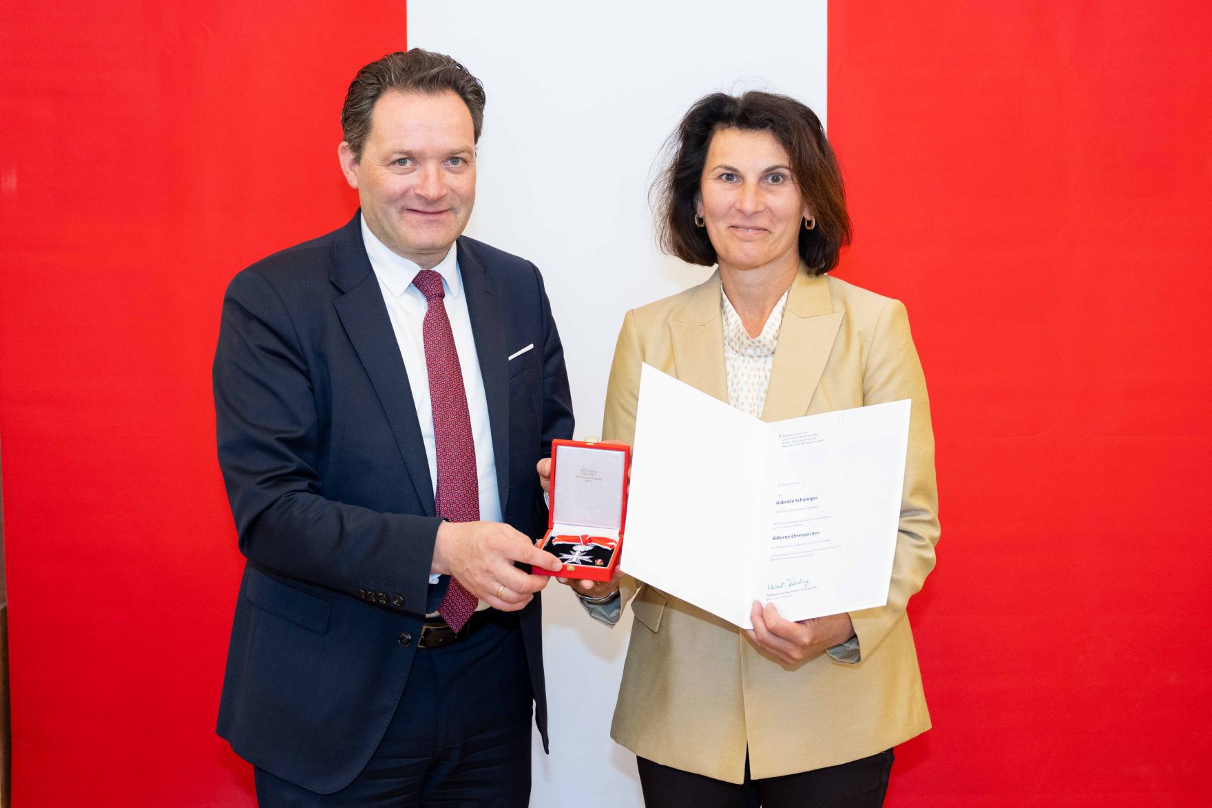 Bundesminister Norbert Totschnig &uuml;berreichte, im Namen des Herrn Bundespr&auml;sidenten Dr. Alexander Van der Bellen, Ehrenzeichen sowie auch Berufstitel im Marmorsaal des Regierungsgeb&auml;udes.
