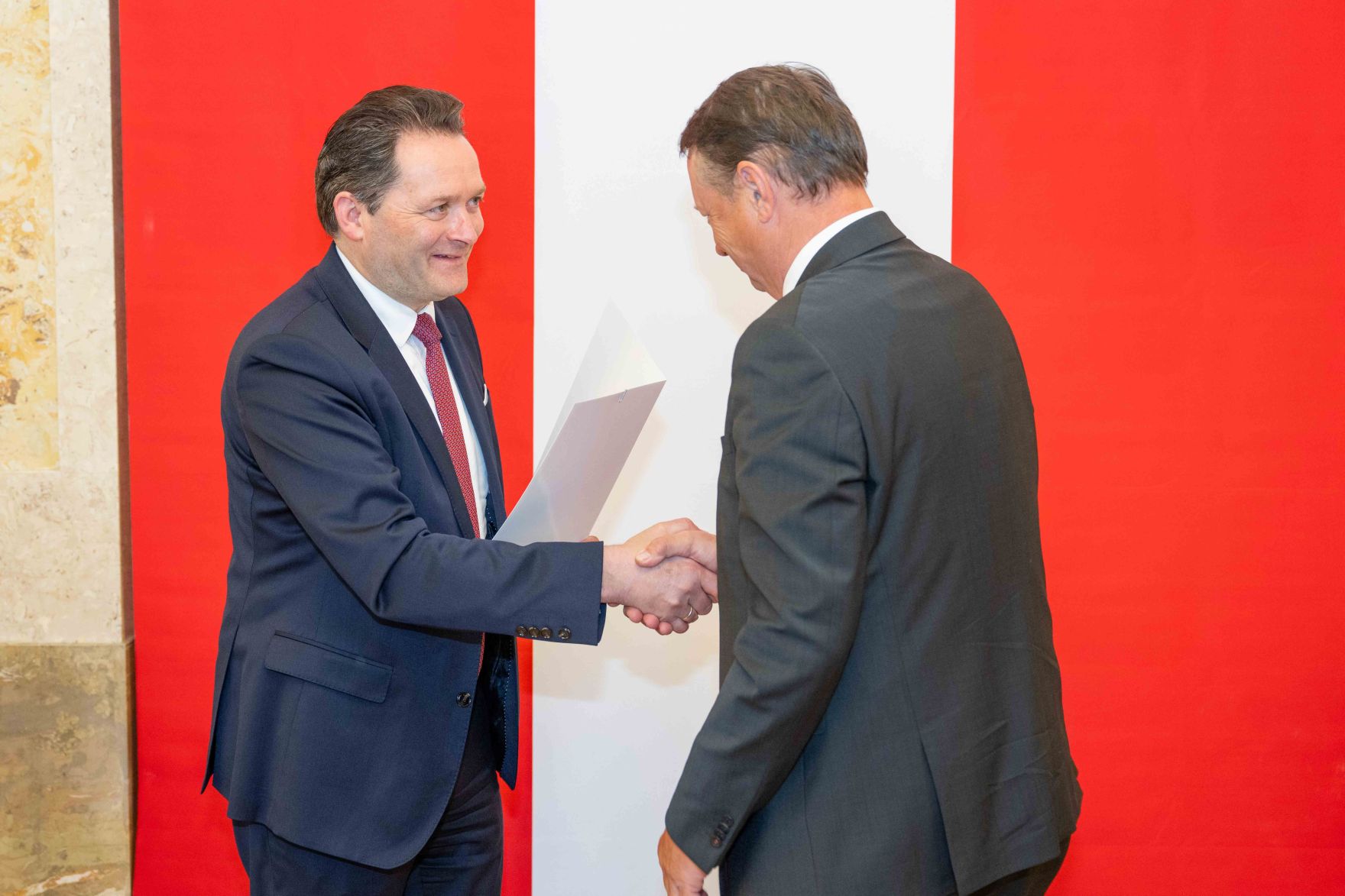 Bundesminister Norbert Totschnig &uuml;berreichte, im Namen des Herrn Bundespr&auml;sidenten Dr. Alexander Van der Bellen, Ehrenzeichen sowie auch Berufstitel im Marmorsaal des Regierungsgeb&auml;udes.